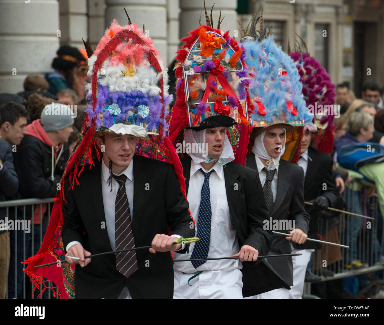 Rijeka, Croazia. 2 Mar 2014. I festaioli partecipare ad una parata durante la XXXI International Rijeka carnevale di Rijeka, Croazia, Marzo 2, 2014. Oltre dieci mila partecipanti in 117 gruppi provenienti da sette paesi hanno preso parte in Croazia il più grande sfilata di carnevale di domenica. Credito: Miso Lisanin/Xinhua/Alamy Live News Foto Stock