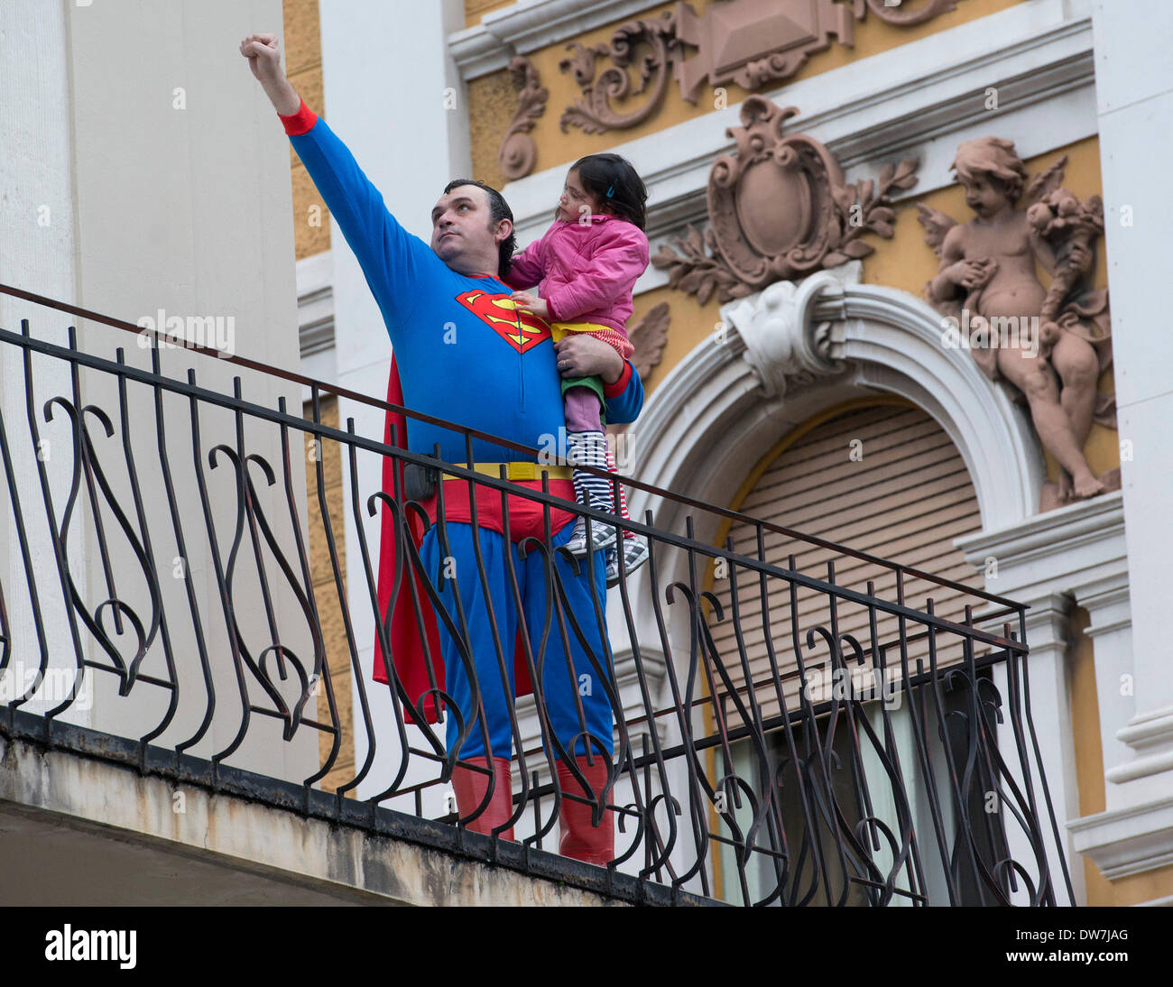 Rijeka, Croazia. 2 Mar 2014. I festaioli partecipare ad una parata durante la XXXI International Rijeka carnevale di Rijeka, Croazia, Marzo 2, 2014. Oltre dieci mila partecipanti in 117 gruppi provenienti da sette paesi hanno preso parte in Croazia il più grande sfilata di carnevale di domenica. Credito: Miso Lisanin/Xinhua/Alamy Live News Foto Stock