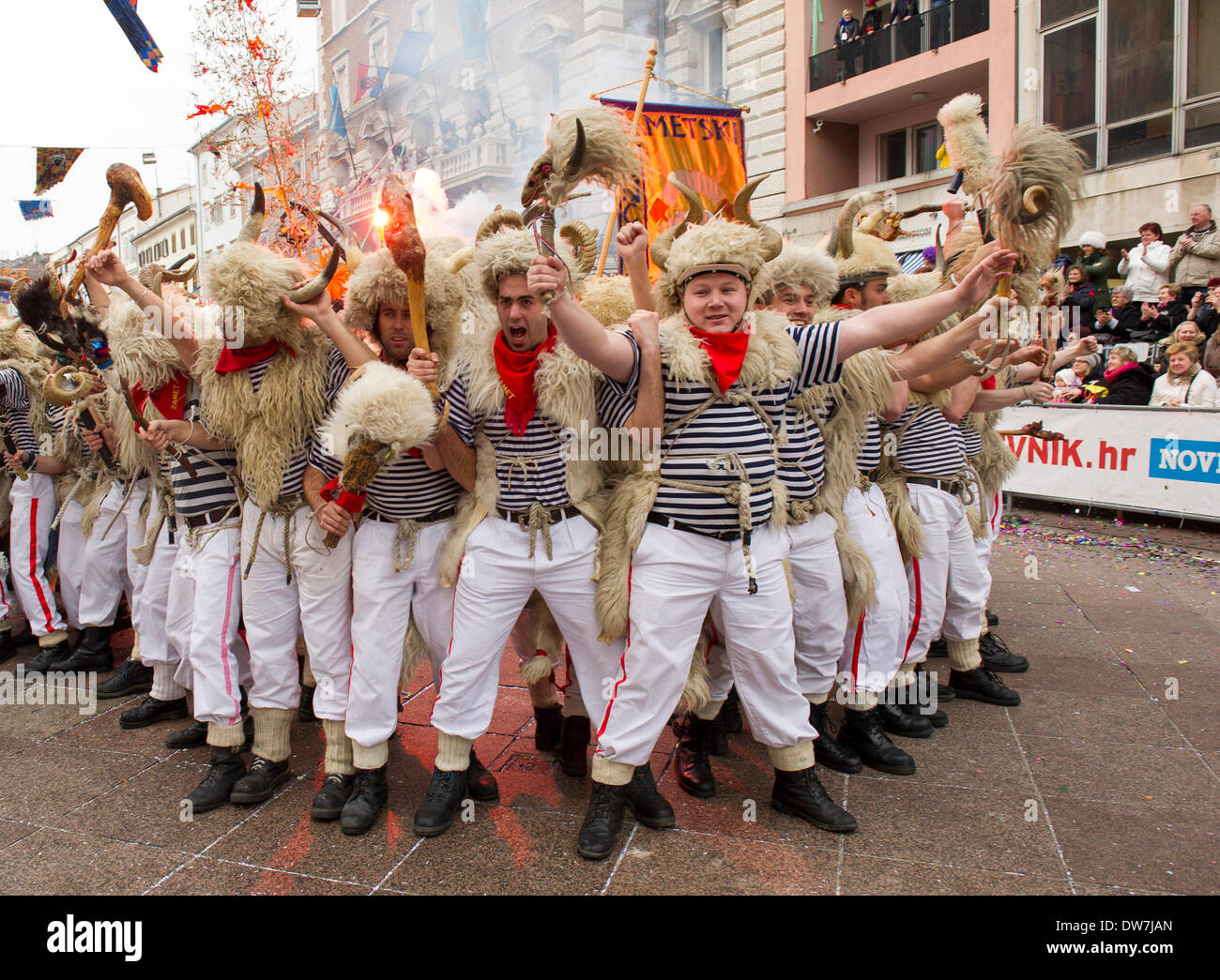 Rijeka, Croazia. 2 Mar 2014. I festaioli partecipare ad una parata durante la XXXI International Rijeka carnevale di Rijeka, Croazia, Marzo 2, 2014. Oltre dieci mila partecipanti in 117 gruppi provenienti da sette paesi hanno preso parte in Croazia il più grande sfilata di carnevale di domenica. Credito: Miso Lisanin/Xinhua/Alamy Live News Foto Stock