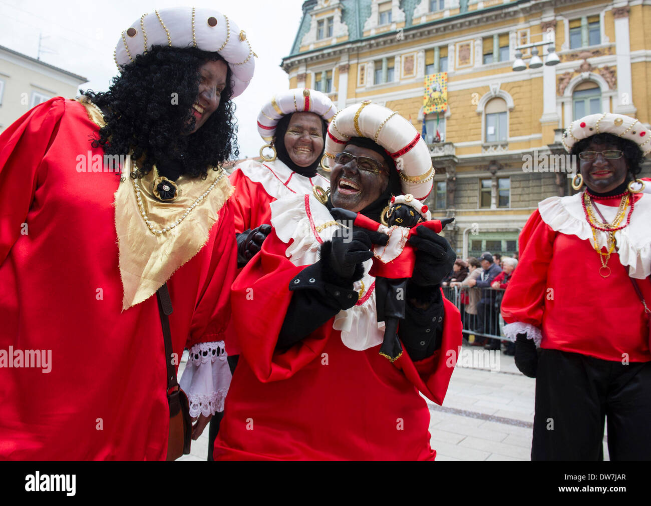 Rijeka, Croazia. 2 Mar 2014. I festaioli partecipare ad una parata durante la XXXI International Rijeka carnevale di Rijeka, Croazia, Marzo 2, 2014. Oltre dieci mila partecipanti in 117 gruppi provenienti da sette paesi hanno preso parte in Croazia il più grande sfilata di carnevale di domenica. Credito: Miso Lisanin/Xinhua/Alamy Live News Foto Stock