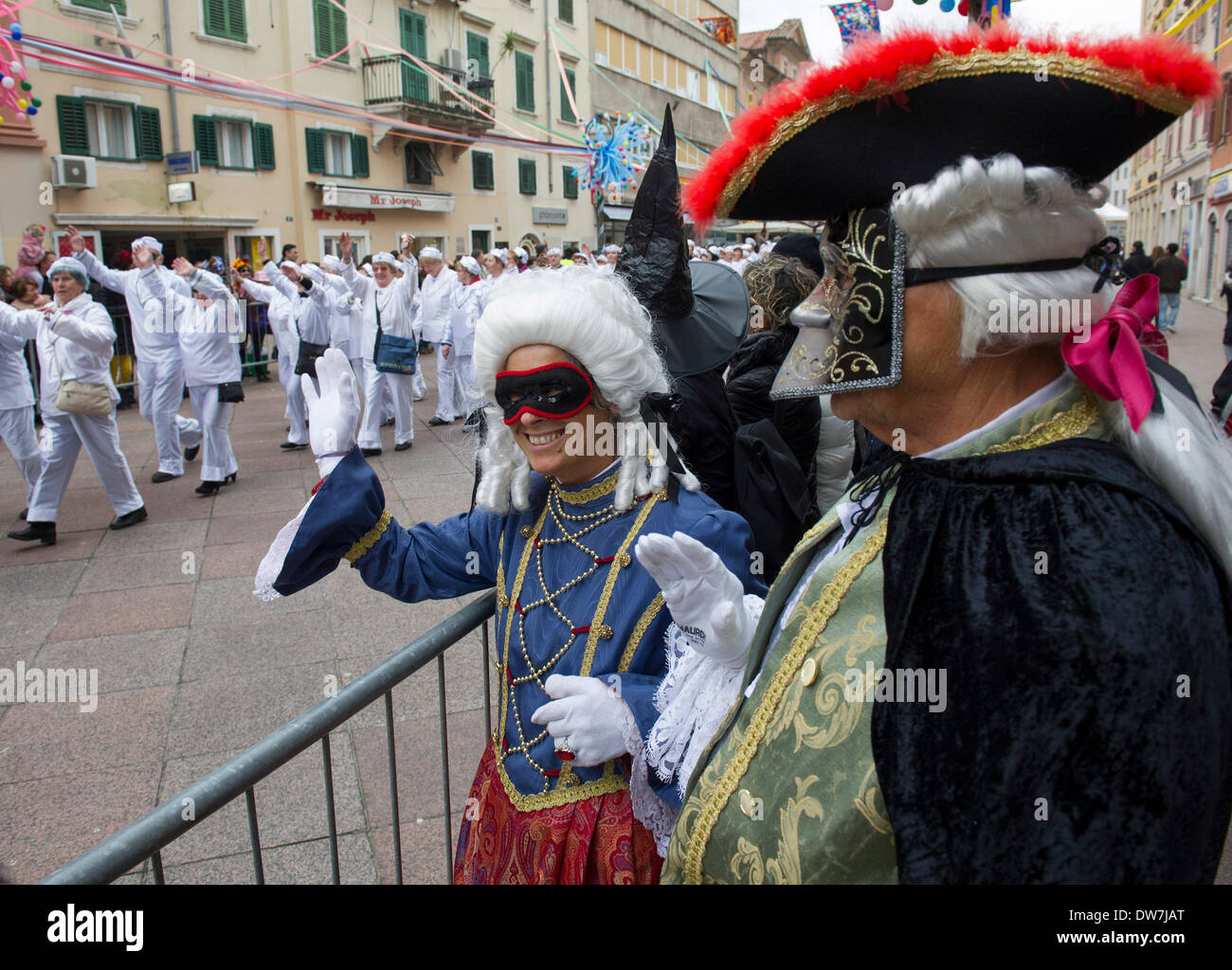 Rijeka, Croazia. 2 Mar 2014. I festaioli partecipare ad una parata durante la XXXI International Rijeka carnevale di Rijeka, Croazia, Marzo 2, 2014. Oltre dieci mila partecipanti in 117 gruppi provenienti da sette paesi hanno preso parte in Croazia il più grande sfilata di carnevale di domenica. Credito: Miso Lisanin/Xinhua/Alamy Live News Foto Stock