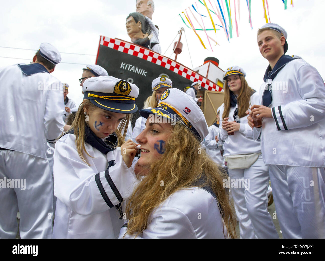 Rijeka, Croazia. 2 Mar 2014. I festaioli partecipare ad una parata durante la XXXI International Rijeka carnevale di Rijeka, Croazia, Marzo 2, 2014. Oltre dieci mila partecipanti in 117 gruppi provenienti da sette paesi hanno preso parte in Croazia il più grande sfilata di carnevale di domenica. Credito: Miso Lisanin/Xinhua/Alamy Live News Foto Stock