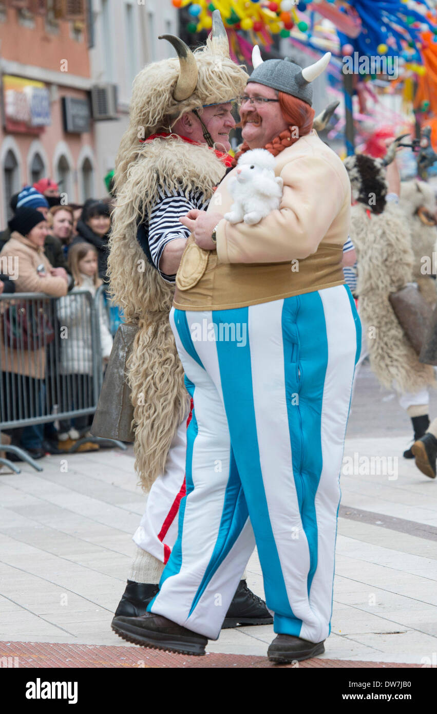 Rijeka, Croazia. 2 Mar 2014. I festaioli partecipare ad una parata durante la XXXI International Rijeka carnevale di Rijeka, Croazia, Marzo 2, 2014. Oltre dieci mila partecipanti in 117 gruppi provenienti da sette paesi hanno preso parte in Croazia il più grande sfilata di carnevale di domenica. Credito: Miso Lisanin/Xinhua/Alamy Live News Foto Stock