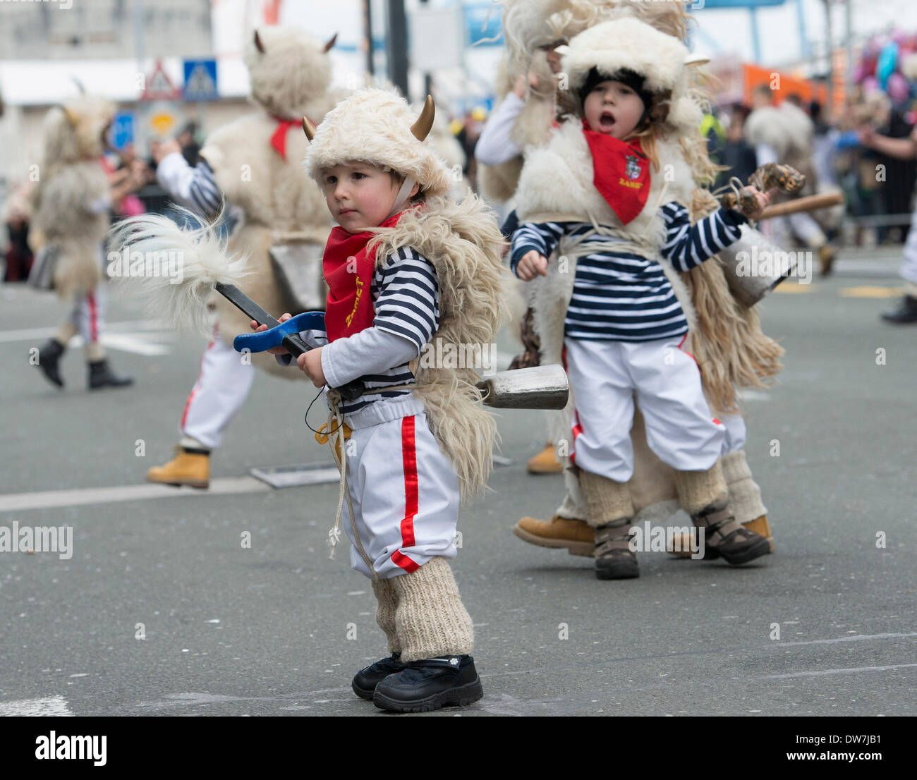 Rijeka, Croazia. 2 Mar 2014. I festaioli partecipare ad una parata durante la XXXI International Rijeka carnevale di Rijeka, Croazia, Marzo 2, 2014. Oltre dieci mila partecipanti in 117 gruppi provenienti da sette paesi hanno preso parte in Croazia il più grande sfilata di carnevale di domenica. Credito: Miso Lisanin/Xinhua/Alamy Live News Foto Stock