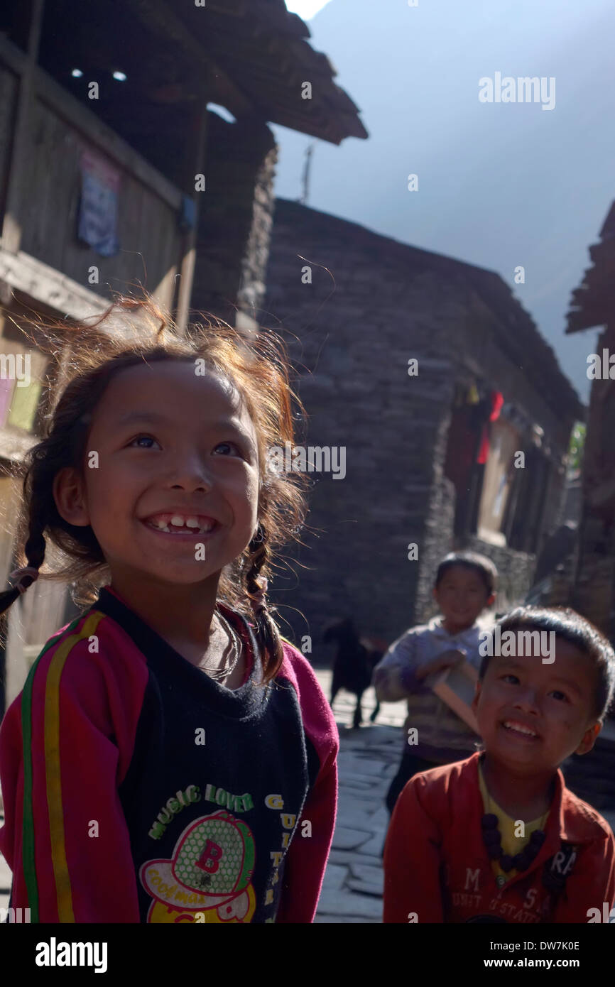 I bambini nella regione di Manaslu del Nepal. Foto Stock