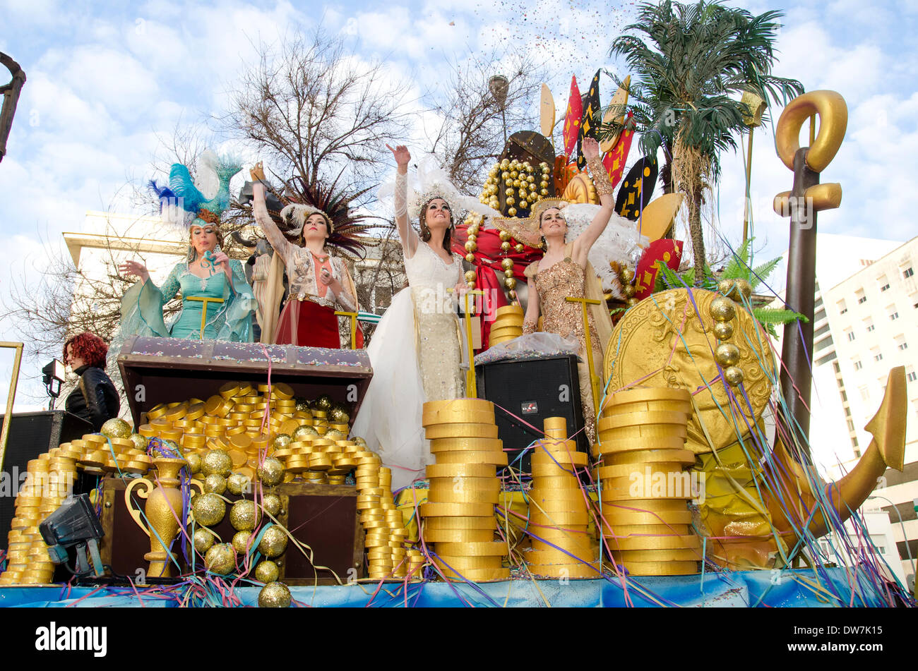 Cadiz, Spagna. 2 marzo 2014. Le donne vestite come le principesse in un carro durante la sfilata di carnevale di Cadice. Cadice Carnevale - Domenica 2 marzo Credit: Kiko Jimenez/Alamy Live News Foto Stock