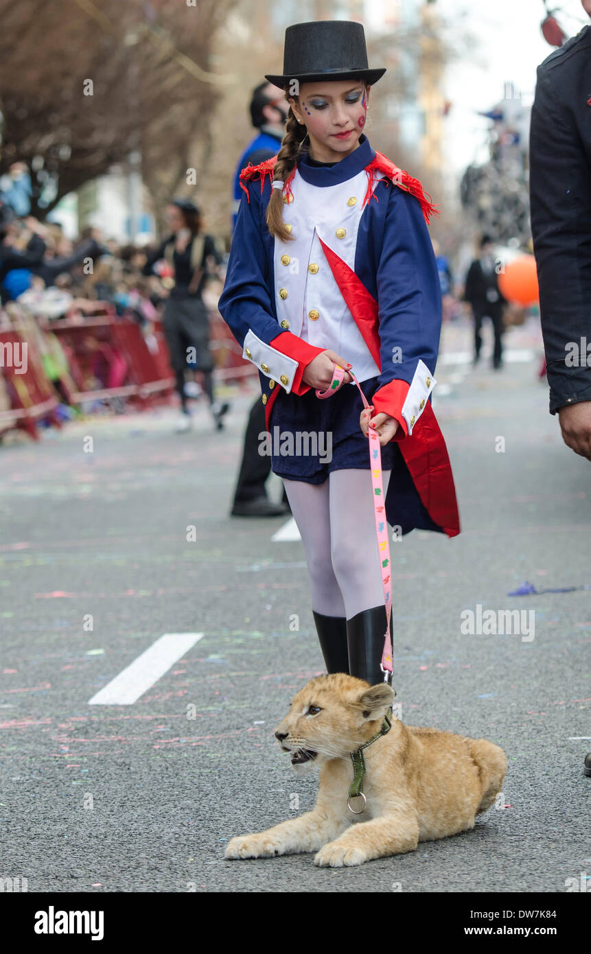 Cadiz, Spagna. 2 marzo 2014. Ragazza dissimulata come un domatore, con una reale tiger allevamento durante la sfilata di carnevale di Cadice. Cadice Carnevale - Domenica 2 marzo. Foto Stock
