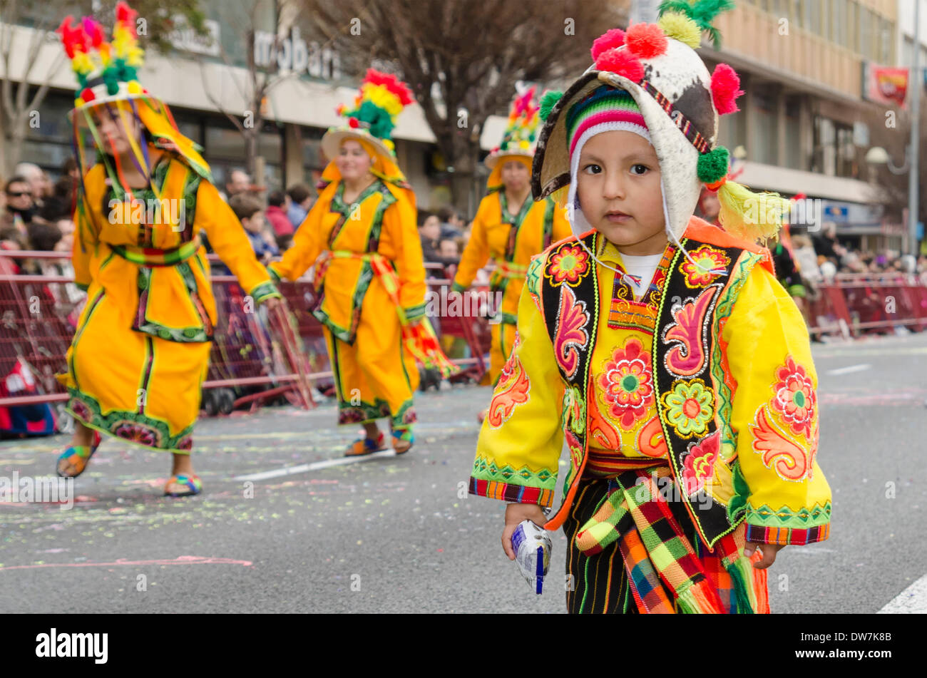 Cadiz, Spagna. 2 marzo 2014. Bambino vestito in tipici abiti peruviani durante la sfilata di carnevale di Cadice. Cadice Carnevale - Domenica 2 marzo Foto Stock