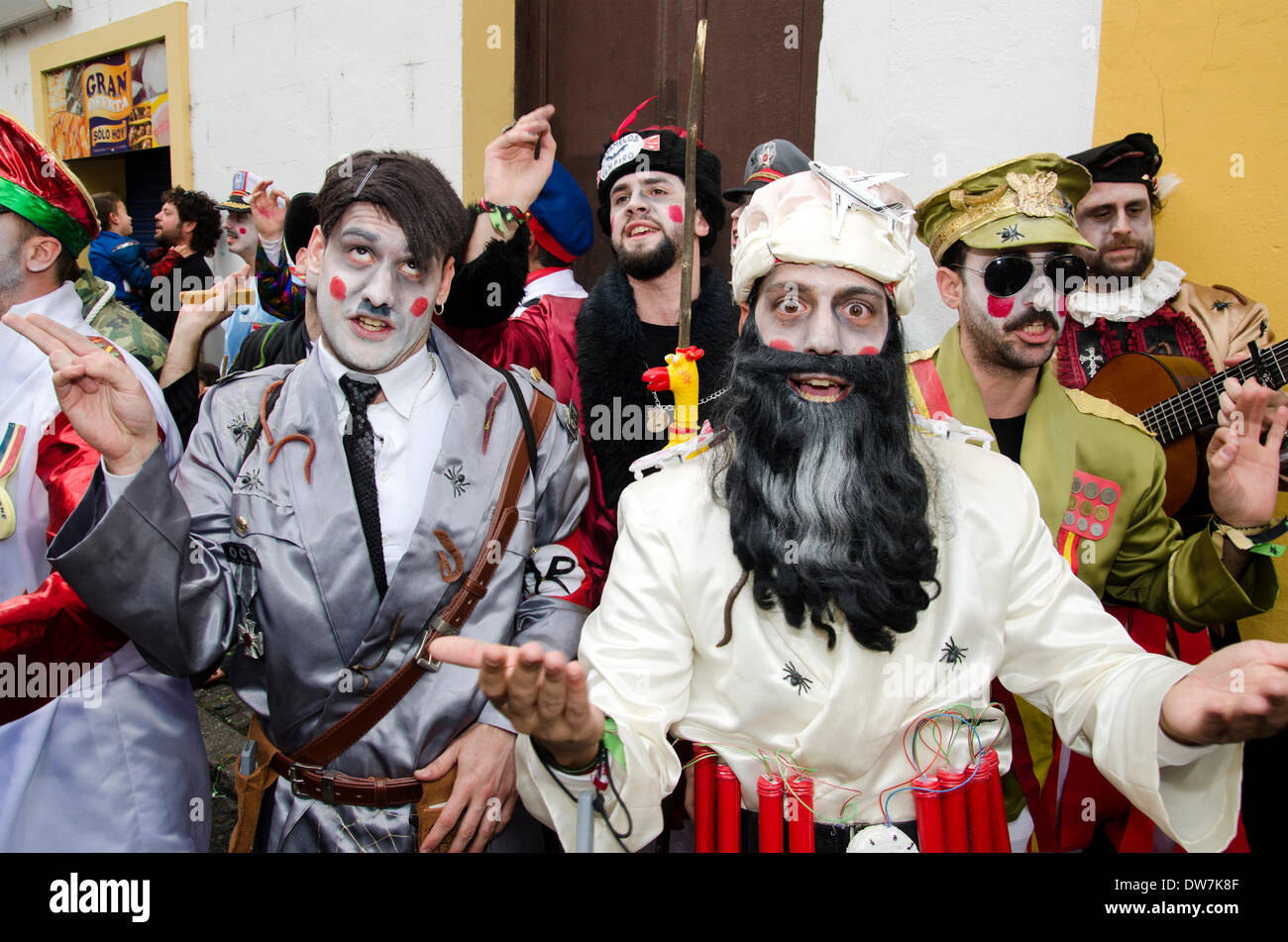 Cadiz, Spagna. 2 marzo 2014. Uomini vestiti come Hitler (destra) Osama bin Laden (centro) e Francisco Franco (sinistra) durante la sfilata di carnevale di Cadice. Cadice Carnevale - Domenica 2 marzo Foto Stock