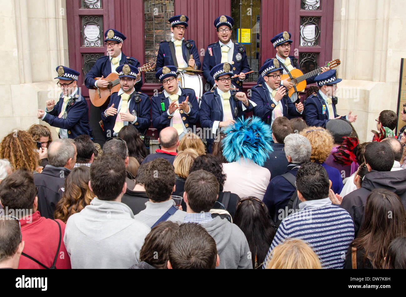 Cadiz, Spagna. 2 marzo 2014. Un raggruppamento di Carnevale (Costume della polizia) canta in strada il loro repertorio (tipico Carnevale canzoni, appositamente composta ogni anno dai raggruppamenti per questa festa). Cadice Carnevale - Domenica 2 marzo Foto Stock