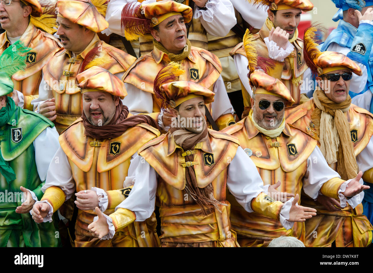 Cadiz, Spagna. 2 marzo 2014. Un coro di carnevale canta al pubblico (tipico Carnevale canzoni, appositamente composta ogni anno dai raggruppamenti per questa festa, dove si parla di oggi critico o divertente), durante la tradizionale 'Sunday dei Cori". Cadice Carnevale - Domenica 2 marzo. Foto Stock