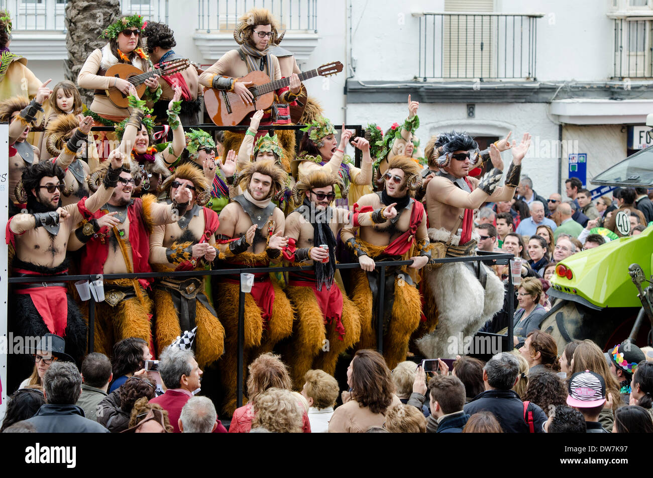 Cadiz, Spagna. 2 marzo 2014. Un coro di carnevale canta al pubblico (tipico Carnevale canzoni, appositamente composta ogni anno dai raggruppamenti per questa festa, dove si parla di oggi critico o divertente), durante la tradizionale 'Sunday dei Cori". Cadice Carnevale - Domenica 2 marzo. Foto Stock