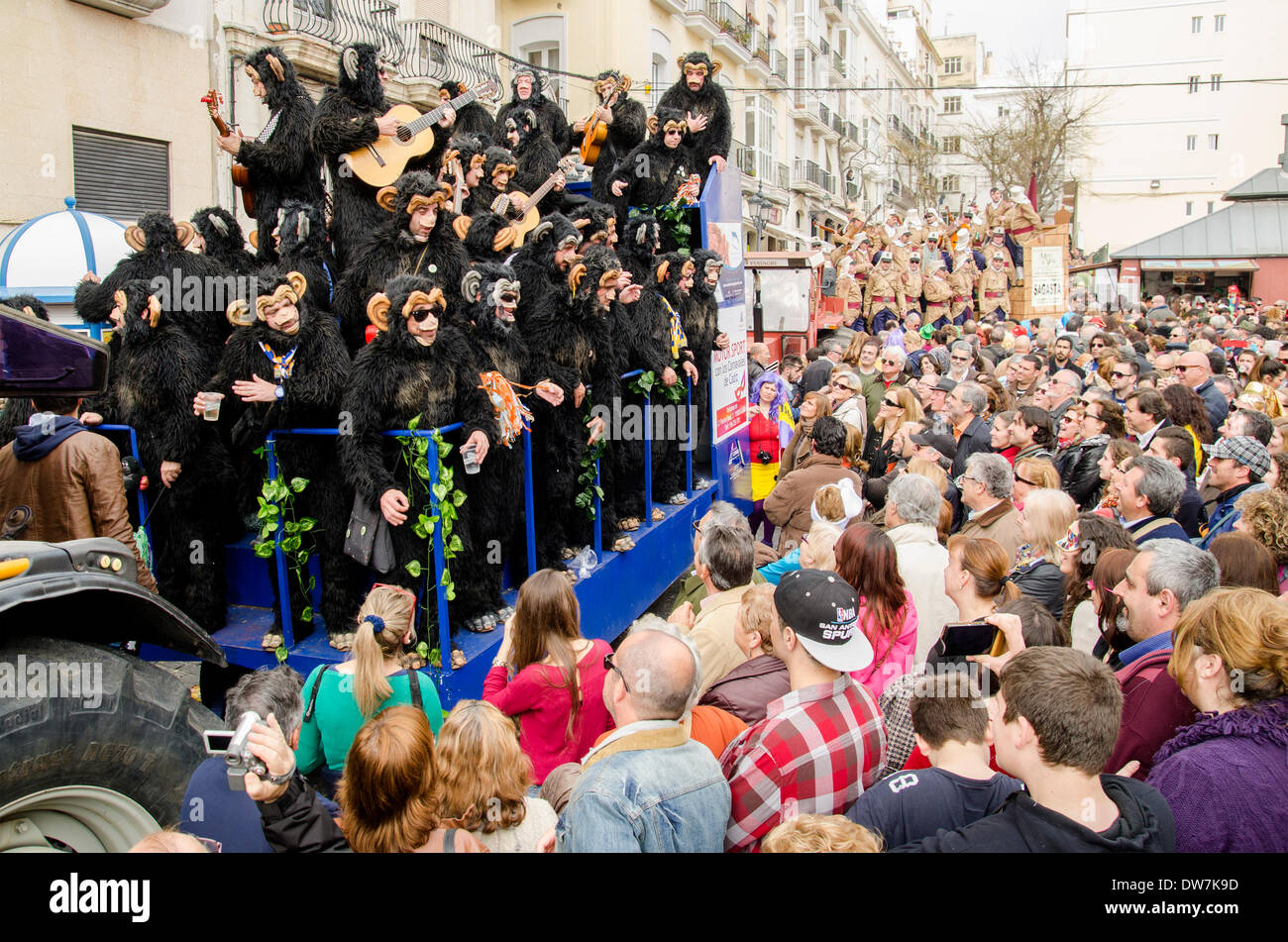 Cadiz, Spagna. 2 marzo 2014. Un coro di carnevale canta al pubblico (tipico Carnevale canzoni, appositamente composta ogni anno dai raggruppamenti per questa festa, dove si parla di oggi critico o divertente), durante la tradizionale 'Sunday dei Cori". Cadice Carnevale - Domenica 2 marzo. Foto Stock