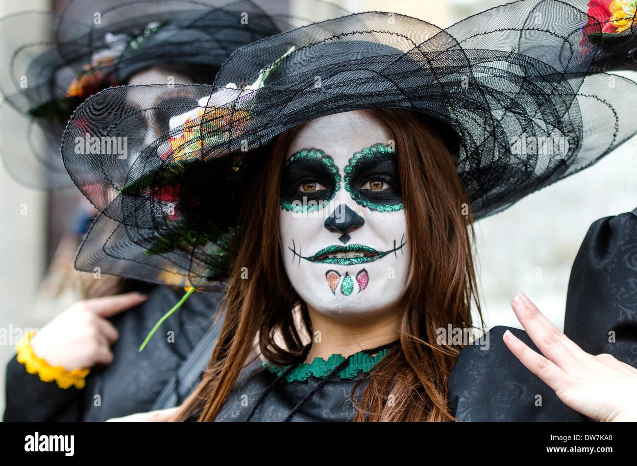 Cadiz, Spagna. 2 marzo 2014. Le donne vestite e fatte durante la sfilata di carnevale di Cadice. Cadice Carnevale - Domenica 2 marzo Foto Stock