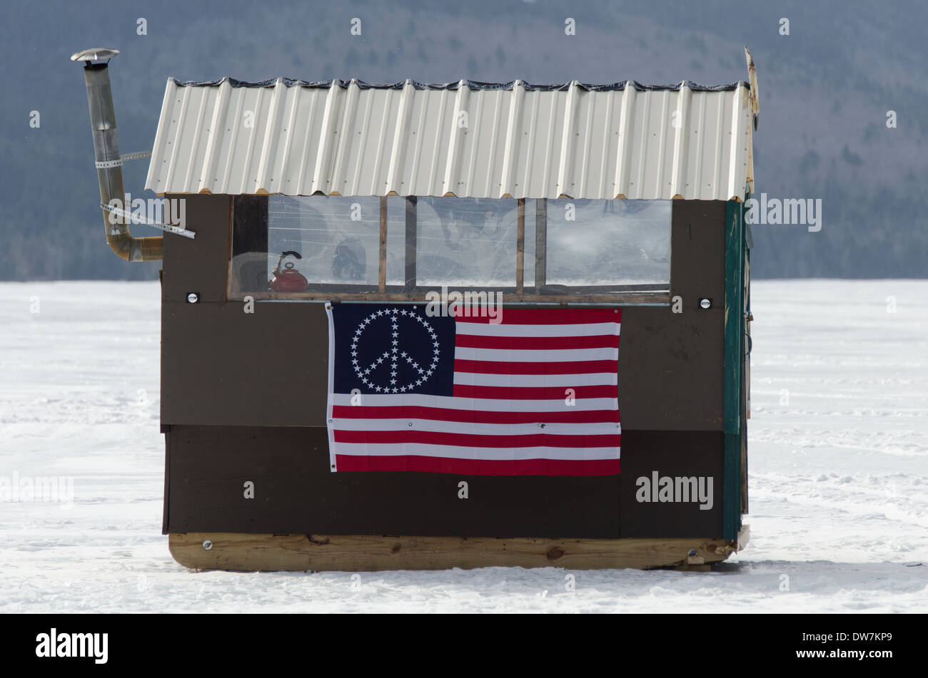 Pesca sul ghiaccio shack su Eagle Lake, il Parco Nazionale di Acadia, Maine Foto Stock
