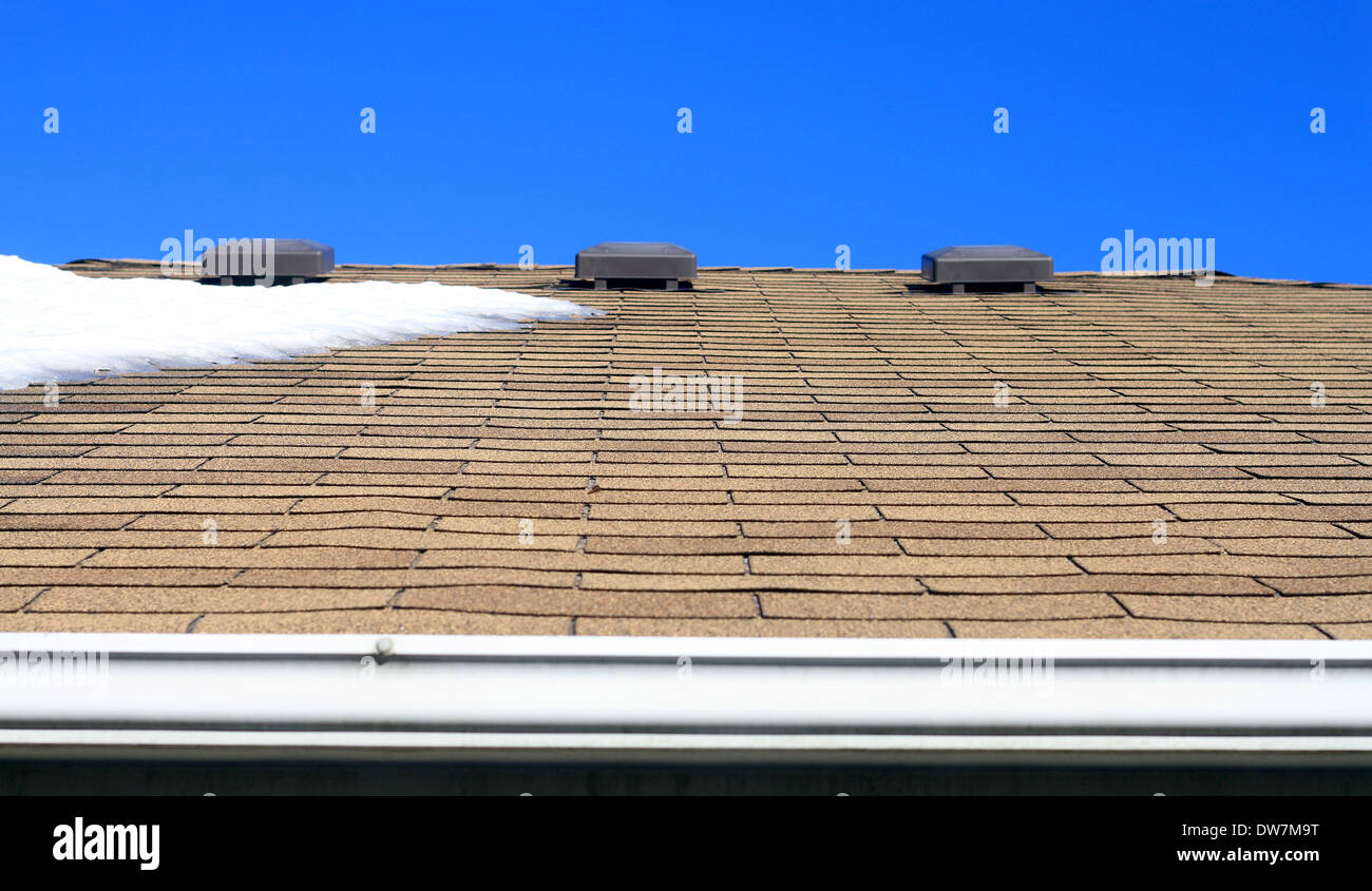 La fusione della neve sul tetto Foto Stock