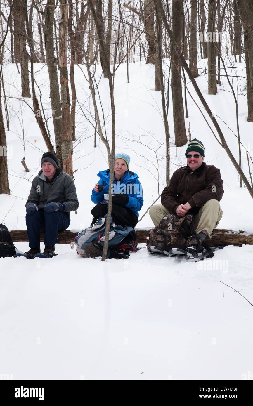 Escursionisti invernali relax e riposo lungo una coperta di neve il sentiero sul Monte Greylock, Adams, MA. Foto Stock