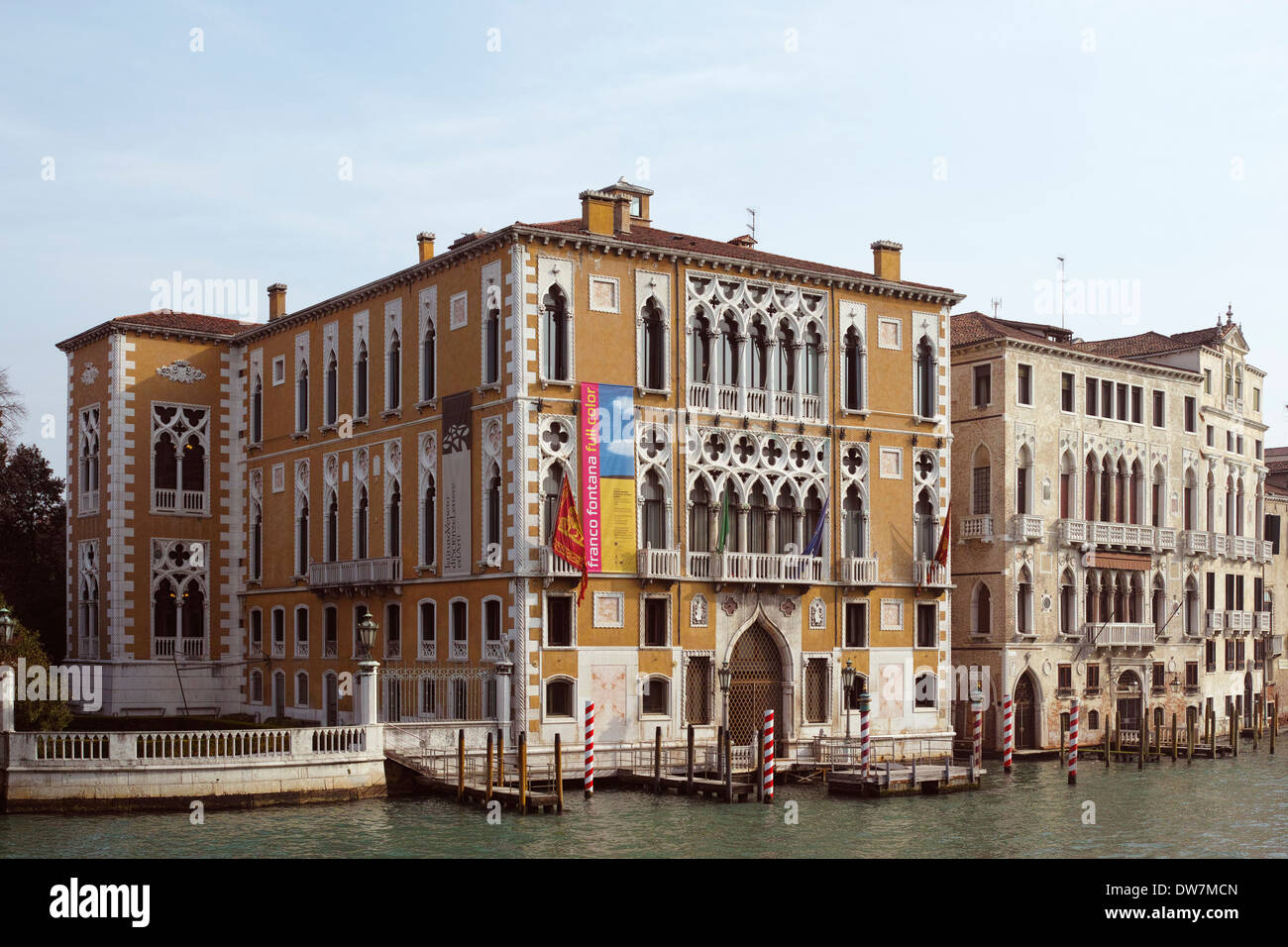 Vista del Palazzo Cavalli-Franchetti (facciata gialla - Palazzo Barbaro alla sua destra), il Grand Canal, Venezia, Italia Foto Stock