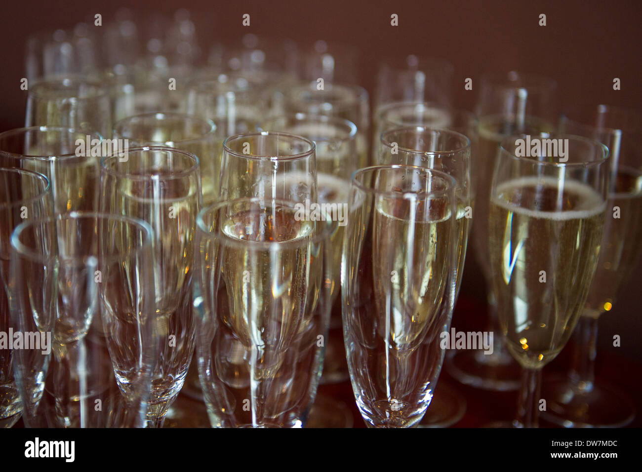Champagne flauti in corrispondenza di un evento sociale. Foto Stock