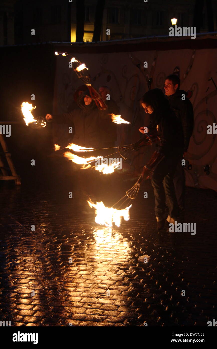 Roma, Italia. 1 marzo 2014. Tempo di Carnevale - Vari artisti sulla Via dei Fori Imperiali street a Roma Italia. Foto Stock