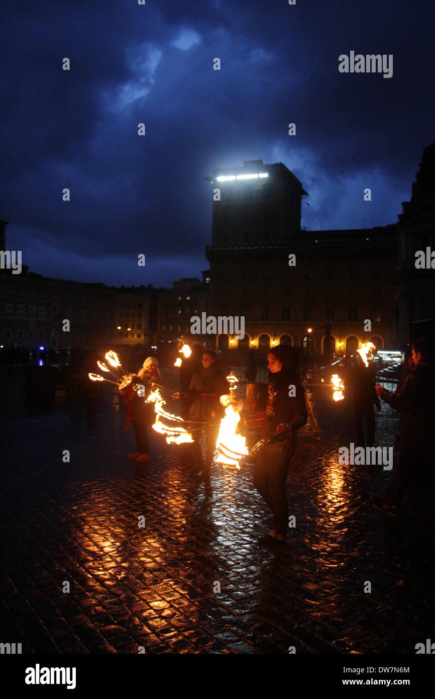 Roma, Italia. 1 marzo 2014. Tempo di Carnevale - Vari artisti sulla Via dei Fori Imperiali street a Roma Italia. Foto Stock