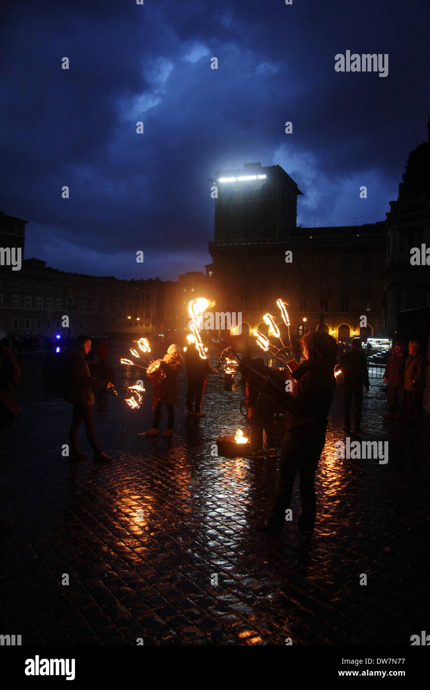 Roma, Italia. 1 marzo 2014. Tempo di Carnevale - Vari artisti sulla Via dei Fori Imperiali street a Roma Italia. Foto Stock