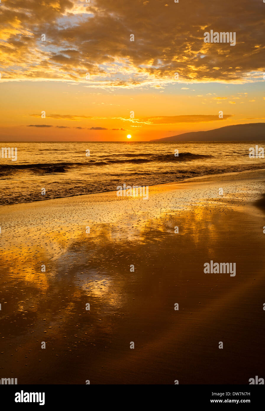 Spiaggia spettacolare tramonto nella cittadina di Lahaina sull'isola hawaiana di Maui. Foto Stock
