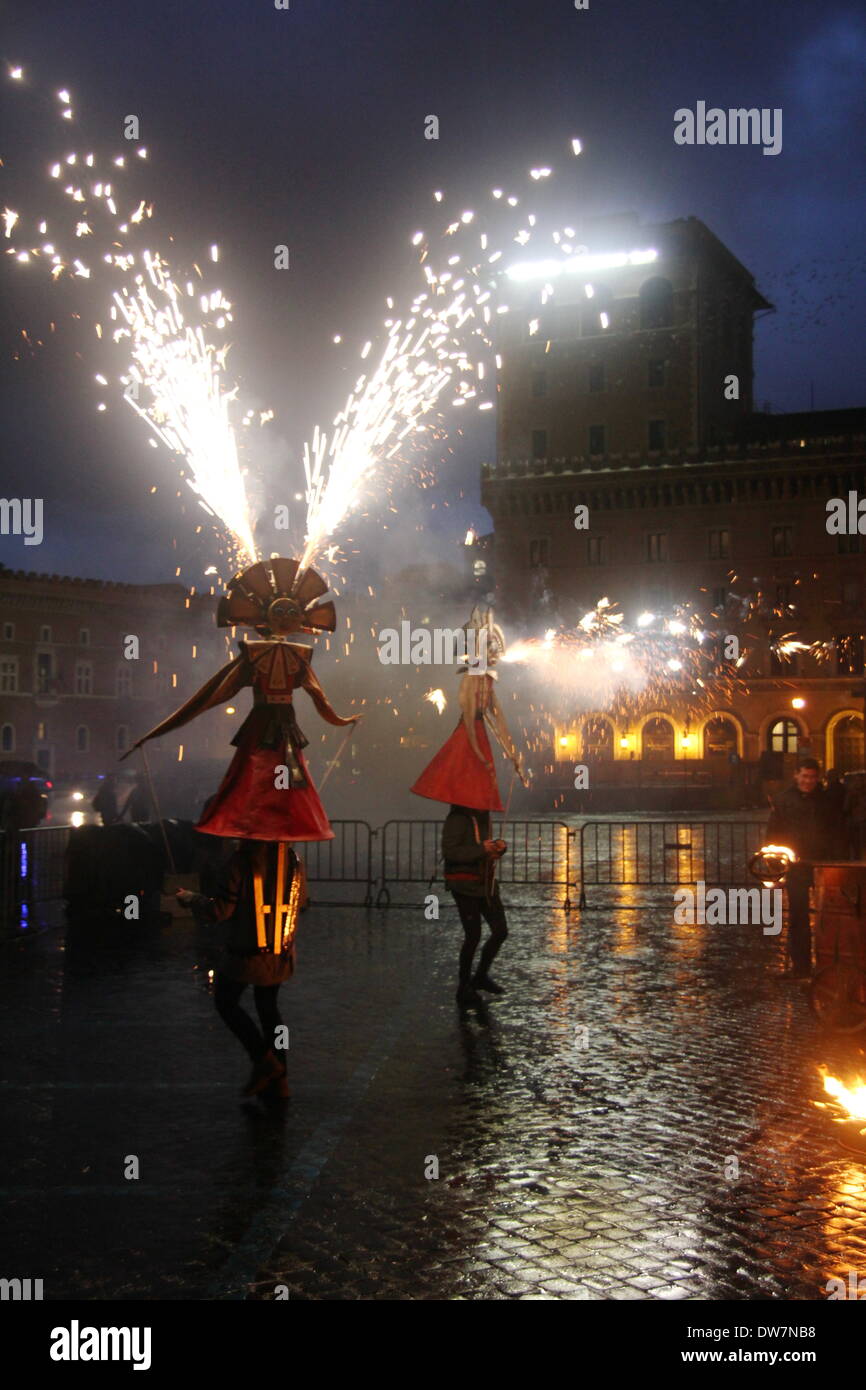 Roma, Italia. 1 marzo 2014. Tempo di Carnevale - Vari artisti sulla Via dei Fori Imperiali street a Roma Italia. Foto Stock