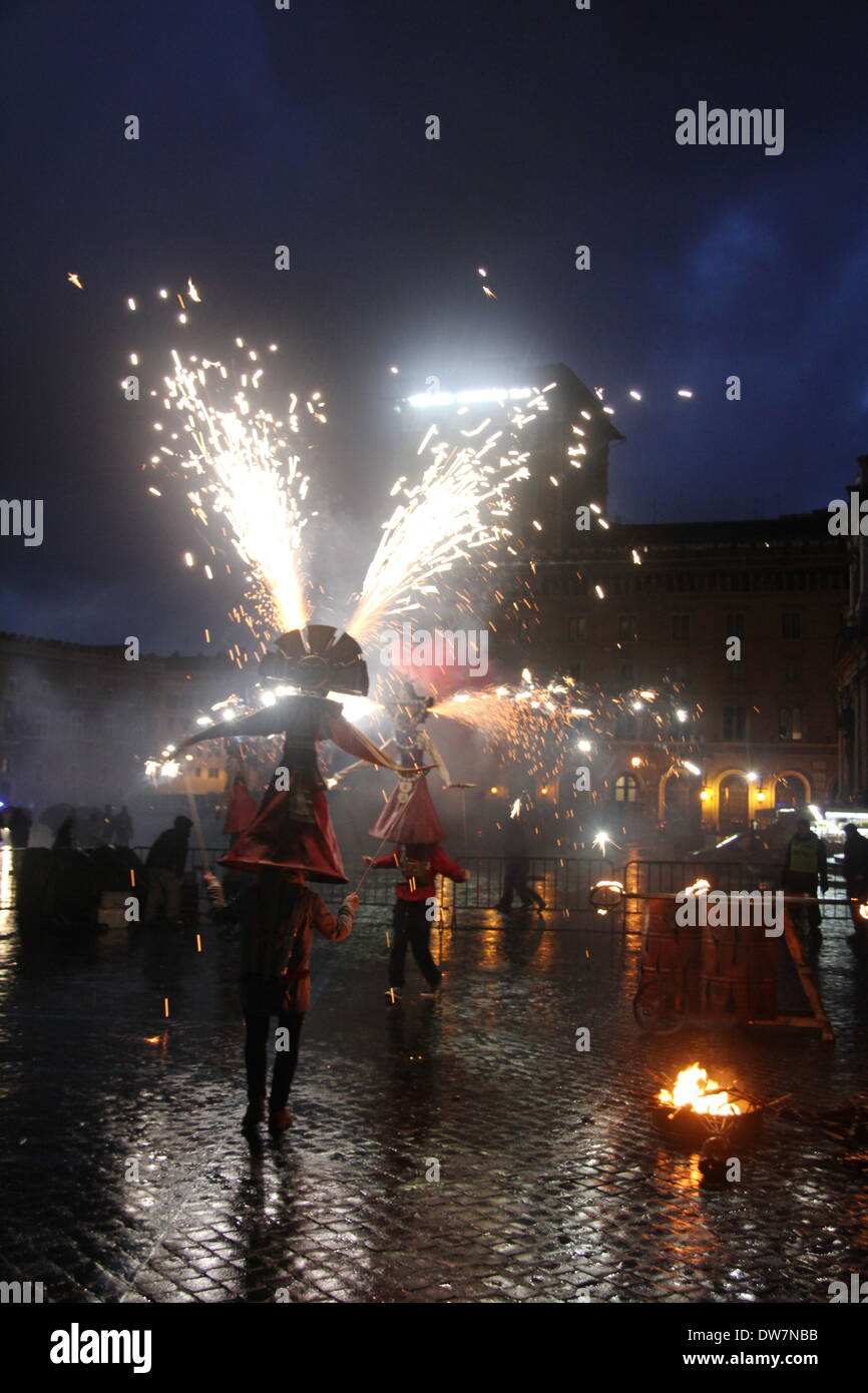 Roma, Italia. 1 marzo 2014. Tempo di Carnevale - Vari artisti sulla Via dei Fori Imperiali street a Roma Italia. Foto Stock