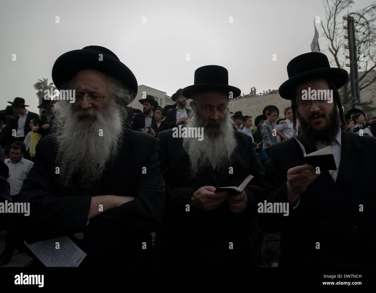 Gerusalemme. 2 Mar 2014. Ultra-Orthodox ebrei pregare durante una massa anti-progetto di rally in Gerusalemme, 2 marzo 2014. Centinaia di migliaia di ultra- ebrei ortodossi raccolse Domenica a Gerusalemme per protestare contro un piano del governo per arruolare i loro giovani nell'esercito. Il governo sta spingendo per un progetto di legge di reclutamento ultra-ortodossi e mettere le sanzioni penali, compresa la detenzione, su progetto di dodgers. Credito: Li Rui/Xinhua/Alamy Live News Foto Stock