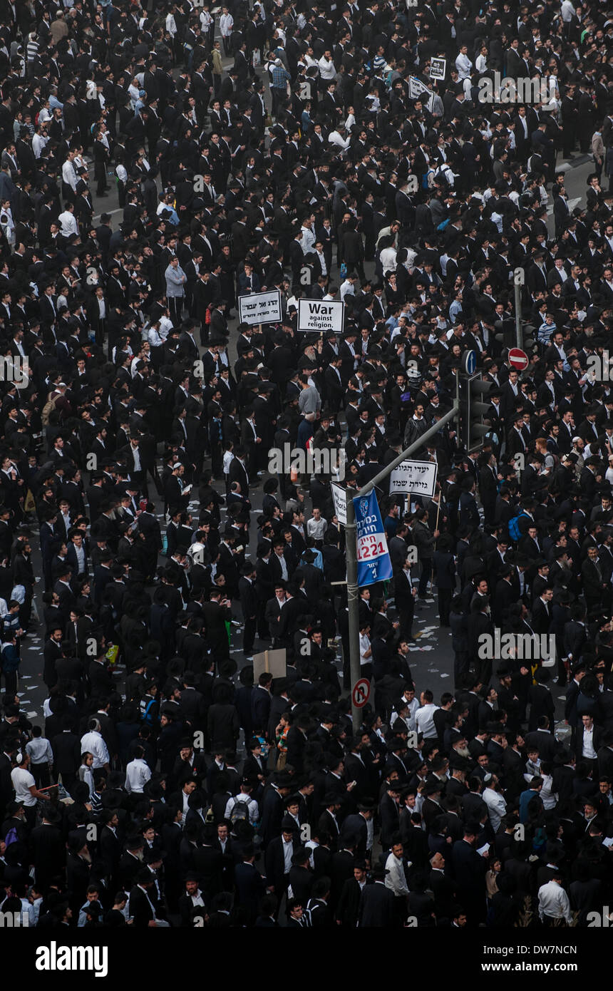 Gerusalemme. 2 Mar 2014. Ultra-Orthodox ebrei frequentare una massa anti-progetto di rally in Gerusalemme, 2 marzo 2014. Centinaia di migliaia di ultra- ebrei ortodossi raccolse Domenica a Gerusalemme per protestare contro un piano del governo per arruolare i loro giovani nell'esercito. Il governo sta spingendo per un progetto di legge di reclutamento ultra-ortodossi e mettere le sanzioni penali, compresa la detenzione, su progetto di dodgers. Credito: Li Rui/Xinhua/Alamy Live News Foto Stock