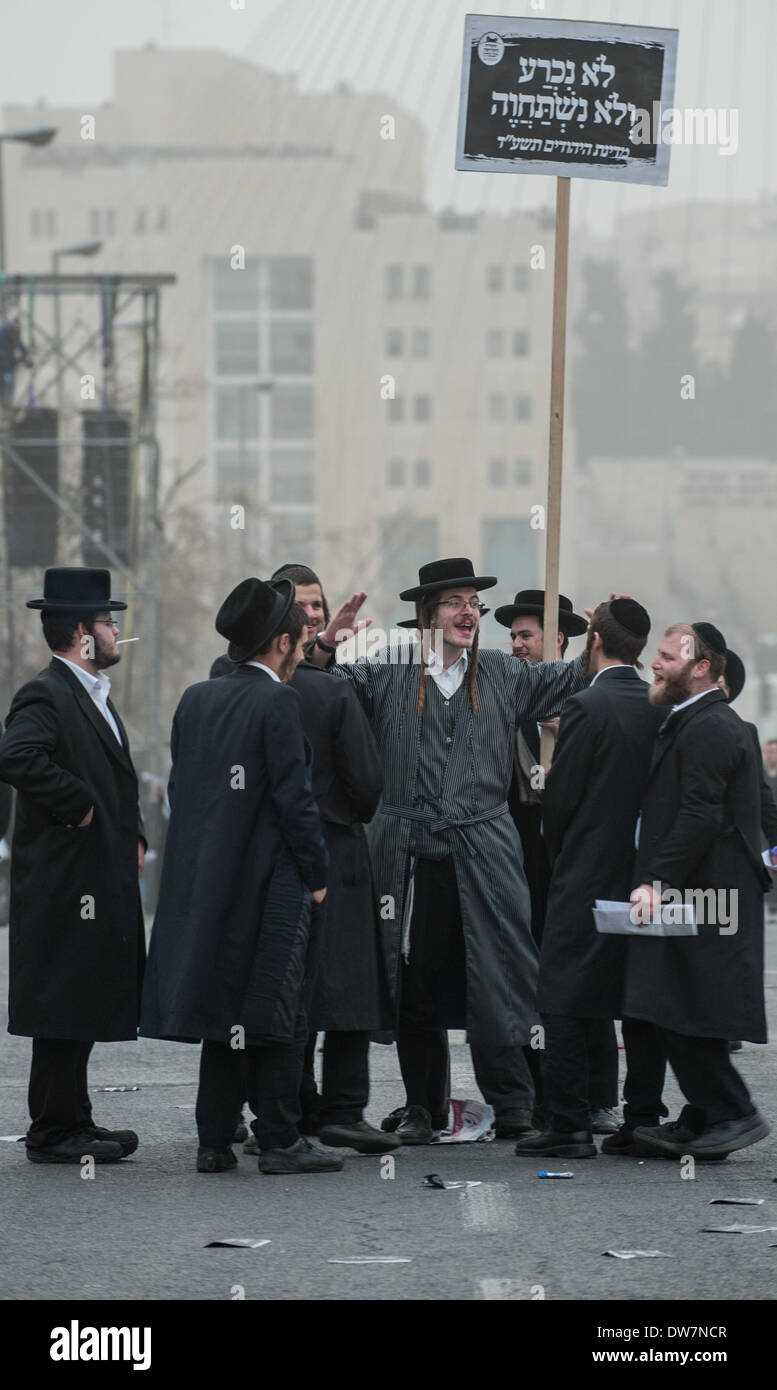 Gerusalemme. 2 Mar 2014. Ultra-Orthodox ebrei frequentare una massa anti-progetto di rally in Gerusalemme, 2 marzo 2014. Centinaia di migliaia di ultra- ebrei ortodossi raccolse Domenica a Gerusalemme per protestare contro un piano del governo per arruolare i loro giovani nell'esercito. Il governo sta spingendo per un progetto di legge di reclutamento ultra-ortodossi e mettere le sanzioni penali, compresa la detenzione, su progetto di dodgers. Credito: Li Rui/Xinhua/Alamy Live News Foto Stock