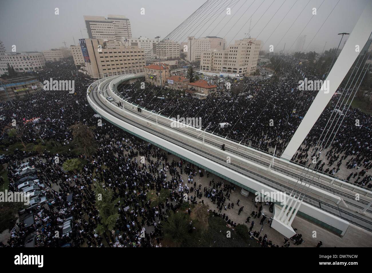 Gerusalemme. 2 Mar 2014. Ultra-Orthodox ebrei frequentare una massa anti-progetto di rally in Gerusalemme, 2 marzo 2014. Centinaia di migliaia di ultra- ebrei ortodossi raccolse Domenica a Gerusalemme per protestare contro un piano del governo per arruolare i loro giovani nell'esercito. Il governo sta spingendo per un progetto di legge di reclutamento ultra-ortodossi e mettere le sanzioni penali, compresa la detenzione, su progetto di dodgers. Credito: Li Rui/Xinhua/Alamy Live News Foto Stock