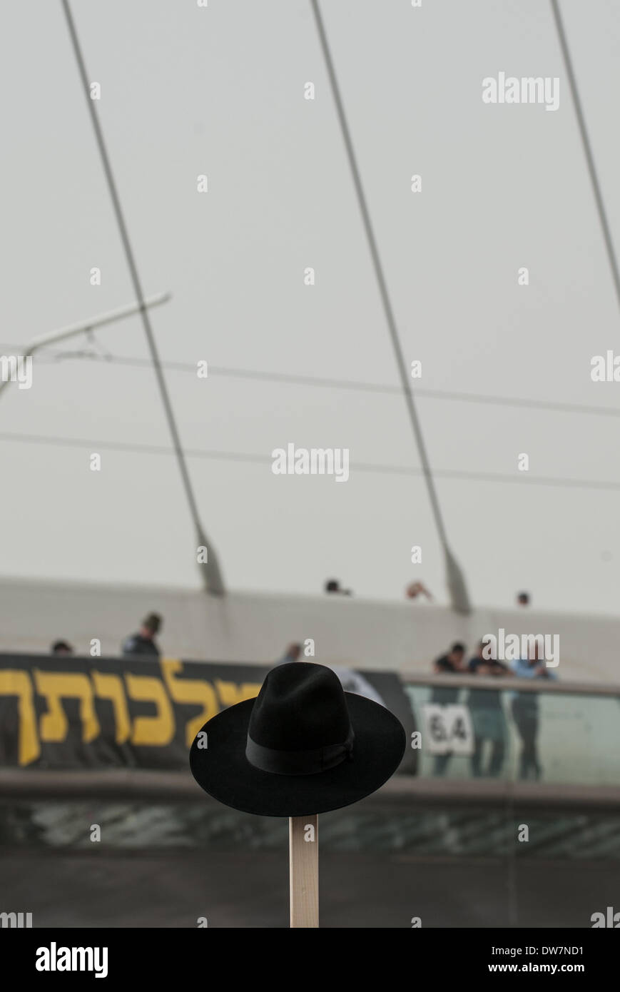 Gerusalemme. 2 Mar 2014. Un ultra-ebreo ortodosso è il cappello visto durante una massa anti-progetto di rally in Gerusalemme, 2 marzo 2014. Centinaia di migliaia di ultra- ebrei ortodossi raccolse Domenica a Gerusalemme per protestare contro un piano del governo per arruolare i loro giovani nell'esercito. Il governo sta spingendo per un progetto di legge di reclutamento ultra-ortodossi e mettere le sanzioni penali, compresa la detenzione, su progetto di dodgers. Credito: Li Rui/Xinhua/Alamy Live News Foto Stock