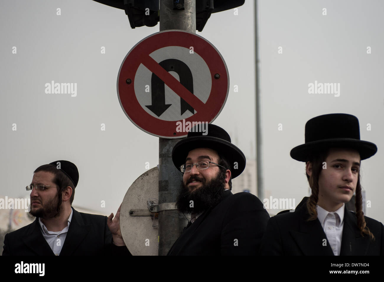 Gerusalemme. 2 Mar 2014. Ultra-Orthodox ebrei nei pressi di un n. U-Turn segno durante una massa anti-progetto di rally in Gerusalemme, 2 marzo 2014. Centinaia di migliaia di ultra- ebrei ortodossi raccolse Domenica a Gerusalemme per protestare contro un piano del governo per arruolare i loro giovani nell'esercito. Il governo sta spingendo per un progetto di legge di reclutamento ultra-ortodossi e mettere le sanzioni penali, compresa la detenzione, su progetto di dodgers. Credito: Li Rui/Xinhua/Alamy Live News Foto Stock