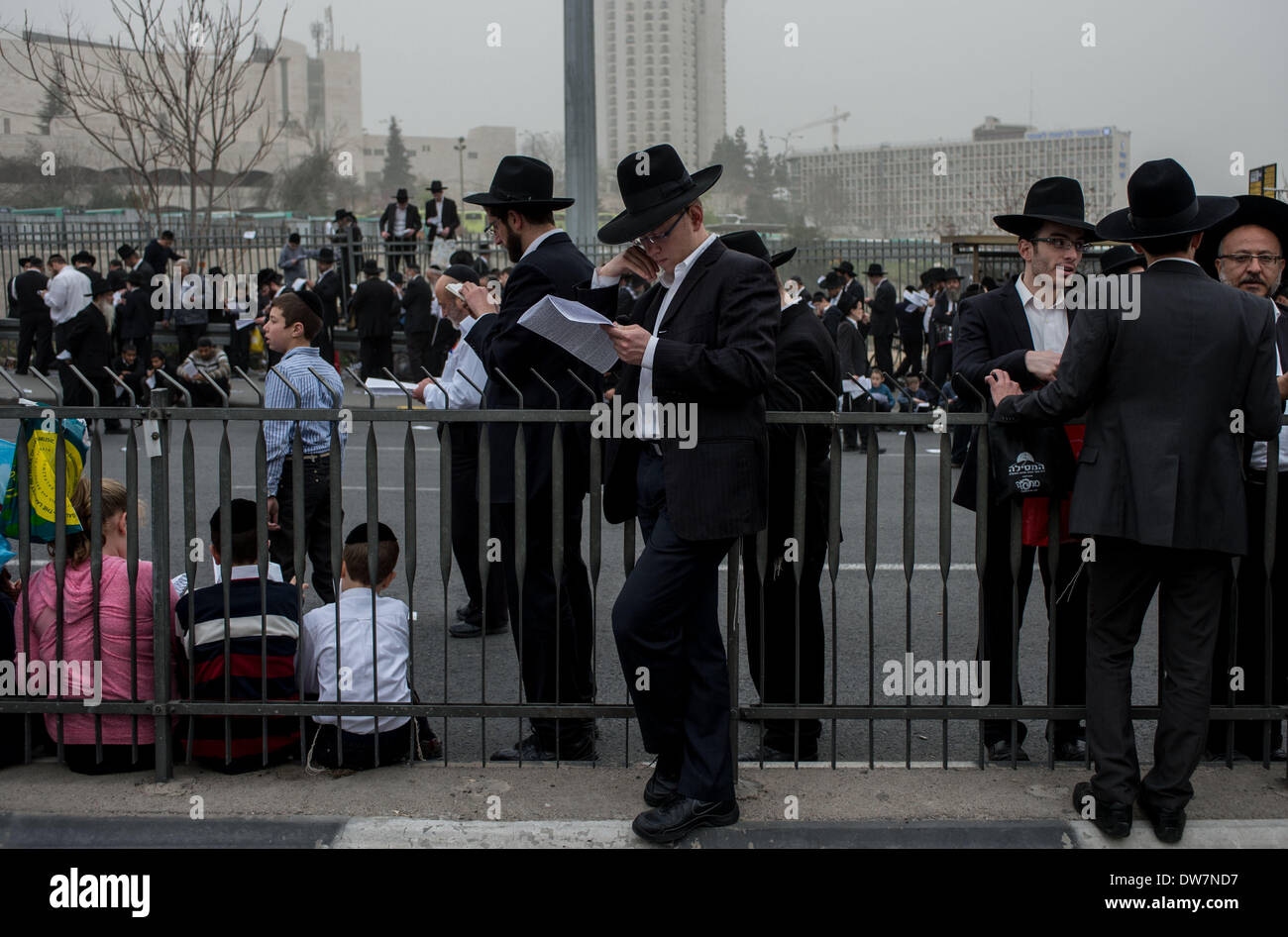 Gerusalemme. 2 Mar 2014. Ultra-Orthodox ebrei frequentare una massa anti-progetto di rally in Gerusalemme, 2 marzo 2014. Centinaia di migliaia di ultra- ebrei ortodossi raccolse Domenica a Gerusalemme per protestare contro un piano del governo per arruolare i loro giovani nell'esercito. Il governo sta spingendo per un progetto di legge di reclutamento ultra-ortodossi e mettere le sanzioni penali, compresa la detenzione, su progetto di dodgers. Credito: Li Rui/Xinhua/Alamy Live News Foto Stock