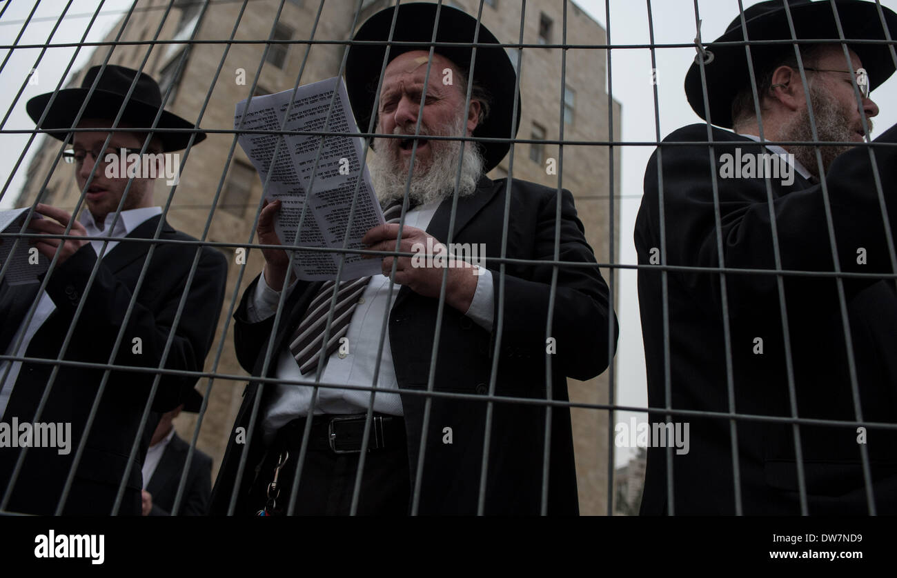 Gerusalemme. 2 Mar 2014. Ultra-Orthodox ebrei pregare durante una massa anti-progetto di rally in Gerusalemme, 2 marzo 2014. Centinaia di migliaia di ultra- ebrei ortodossi raccolse Domenica a Gerusalemme per protestare contro un piano del governo per arruolare i loro giovani nell'esercito. Il governo sta spingendo per un progetto di legge di reclutamento ultra-ortodossi e mettere le sanzioni penali, compresa la detenzione, su progetto di dodgers. Credito: Li Rui/Xinhua/Alamy Live News Foto Stock