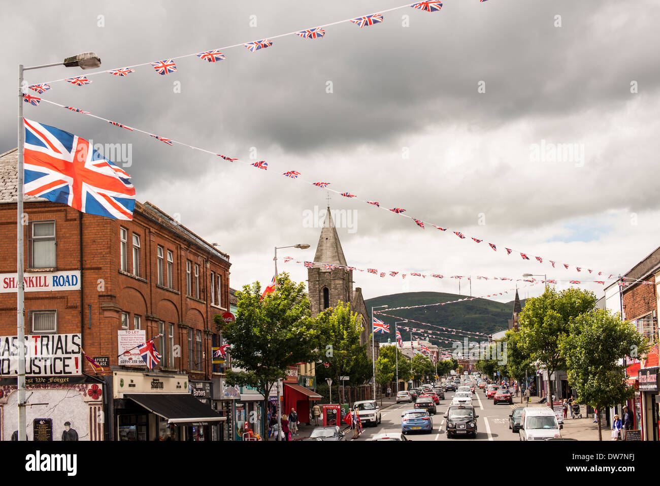 Unione bandiere sorvolare il Skanhill Road, Belfast Foto Stock