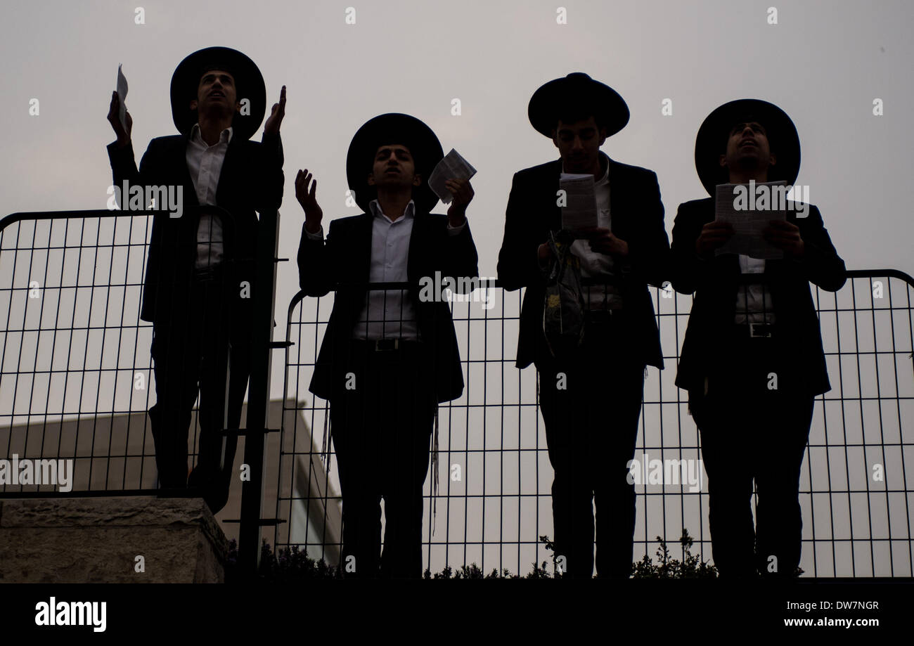 Gerusalemme. 2 Mar 2014. Ultra-Orthodox ebrei pregare durante una massa anti-progetto di rally in Gerusalemme, 2 marzo 2014. Centinaia di migliaia di ultra- ebrei ortodossi raccolse Domenica a Gerusalemme per protestare contro un piano del governo per arruolare i loro giovani nell'esercito. Il governo sta spingendo per un progetto di legge di reclutamento ultra-ortodossi e mettere le sanzioni penali, compresa la detenzione, su progetto di dodgers. Credito: Li Rui/Xinhua/Alamy Live News Foto Stock