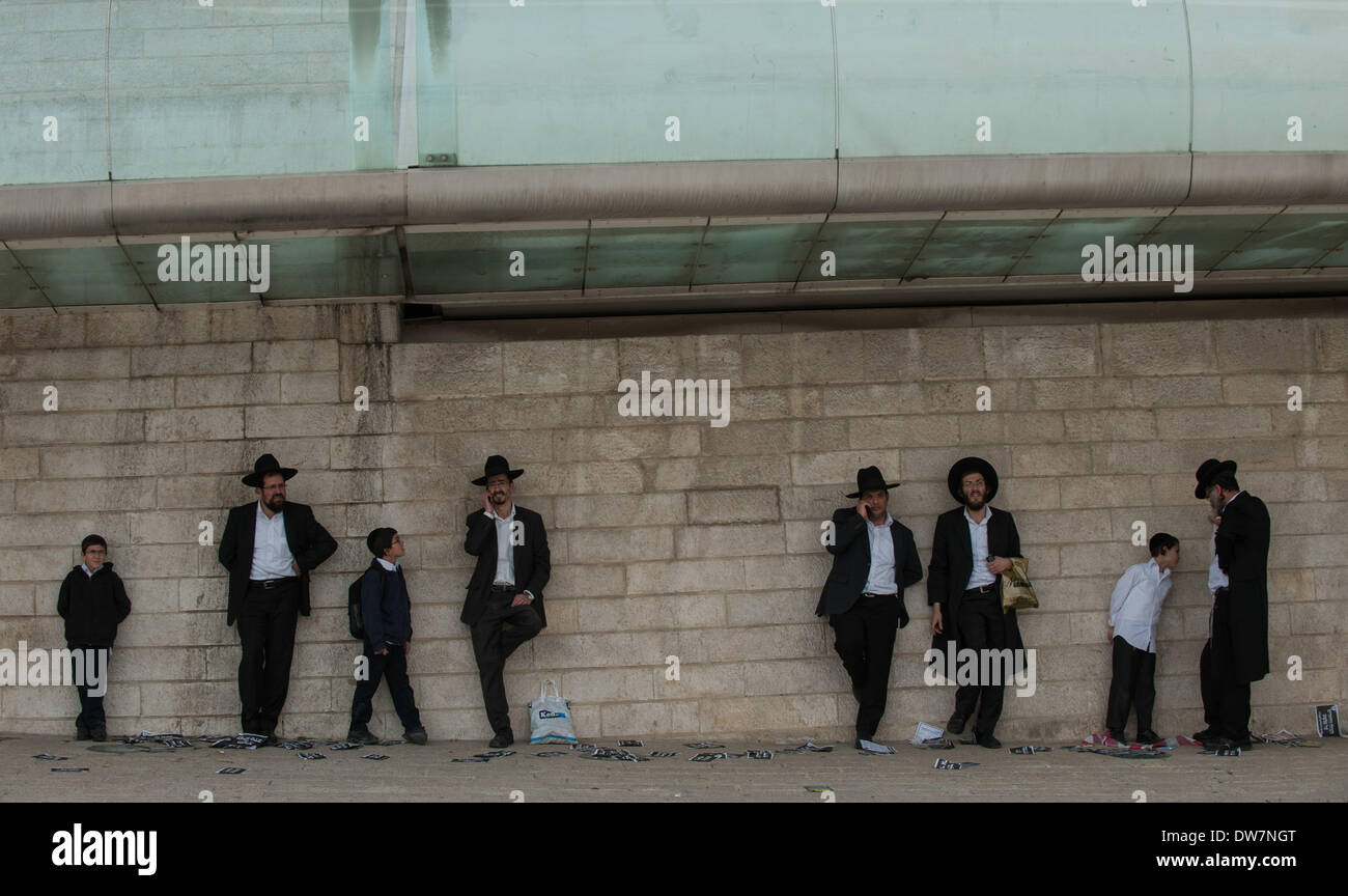 Gerusalemme. 2 Mar 2014. Ultra-Orthodox ebrei frequentare una massa anti-progetto di rally in Gerusalemme, 2 marzo 2014. Centinaia di migliaia di ultra- ebrei ortodossi raccolse Domenica a Gerusalemme per protestare contro un piano del governo per arruolare i loro giovani nell'esercito. Il governo sta spingendo per un progetto di legge di reclutamento ultra-ortodossi e mettere le sanzioni penali, compresa la detenzione, su progetto di dodgers. Credito: Li Rui/Xinhua/Alamy Live News Foto Stock