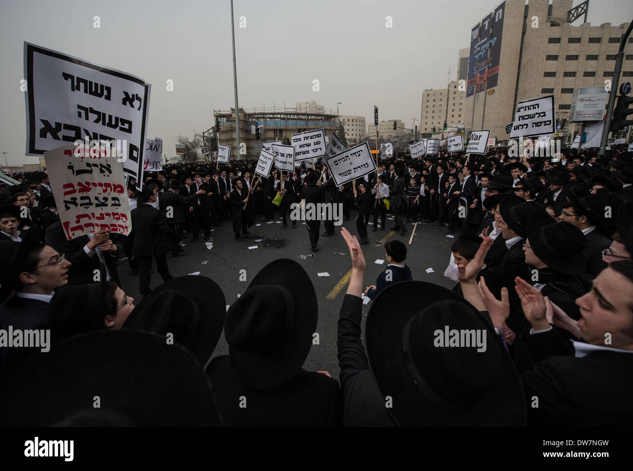 Gerusalemme. 2 Mar 2014. Ultra-Orthodox ebrei frequentare una massa anti-progetto di rally in Gerusalemme, 2 marzo 2014. Centinaia di migliaia di ultra- ebrei ortodossi raccolse Domenica a Gerusalemme per protestare contro un piano del governo per arruolare i loro giovani nell'esercito. Il governo sta spingendo per un progetto di legge di reclutamento ultra-ortodossi e mettere le sanzioni penali, compresa la detenzione, su progetto di dodgers. Credito: Li Rui/Xinhua/Alamy Live News Foto Stock