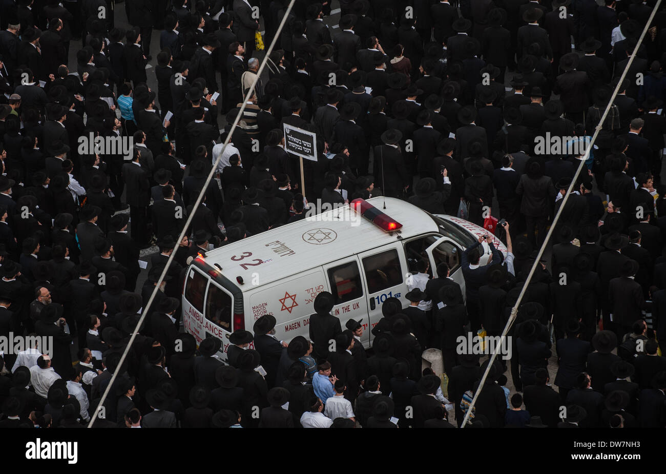 Gerusalemme. 2 Mar 2014. Ultra-Orthodox ebrei frequentare una massa anti-progetto di rally in Gerusalemme, 2 marzo 2014. Centinaia di migliaia di ultra- ebrei ortodossi raccolse Domenica a Gerusalemme per protestare contro un piano del governo per arruolare i loro giovani nell'esercito. Il governo sta spingendo per un progetto di legge di reclutamento ultra-ortodossi e mettere le sanzioni penali, compresa la detenzione, su progetto di dodgers. Credito: Li Rui/Xinhua/Alamy Live News Foto Stock