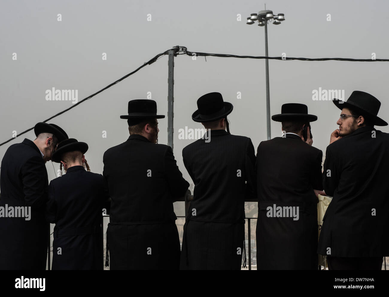 Gerusalemme. 2 Mar 2014. Ultra-Orthodox ebrei frequentare una massa anti-progetto di rally in Gerusalemme, 2 marzo 2014. Centinaia di migliaia di ultra- ebrei ortodossi raccolse Domenica a Gerusalemme per protestare contro un piano del governo per arruolare i loro giovani nell'esercito. Il governo sta spingendo per un progetto di legge di reclutamento ultra-ortodossi e mettere le sanzioni penali, compresa la detenzione, su progetto di dodgers. Credito: Li Rui/Xinhua/Alamy Live News Foto Stock