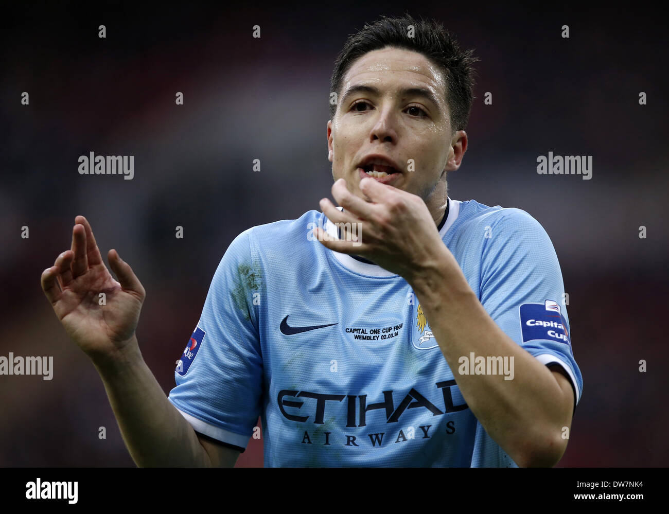 (140303) -- London, 3 marzo 2014 (Xinhua) -- Samir NASRI di Manchester City sostiene con l'assistente arbitro durante la capitale una tazza(Coppa di Lega) finale tra Manchester City e Sunderland allo Stadio di Wembley a Londra, in Gran Bretagna il 2 marzo 2014. Il Manchester City ha vinto 3-1. (Xinhua/Wang Lili) per solo uso editoriale. Non per la vendita a fini di commercializzazione o di campagne pubblicitarie. Nessun uso non autorizzato di audio, video, dati, calendari, CLUBLEAGUE loghi o servizi LIVE. ONLINE in corrispondenza uso limitato a 45 immagini, nessun video emulazione. Nessun uso in scommesse, giochi o singoli CLUBLEAGUEPLAYER PUBBLICAZIONI Foto Stock