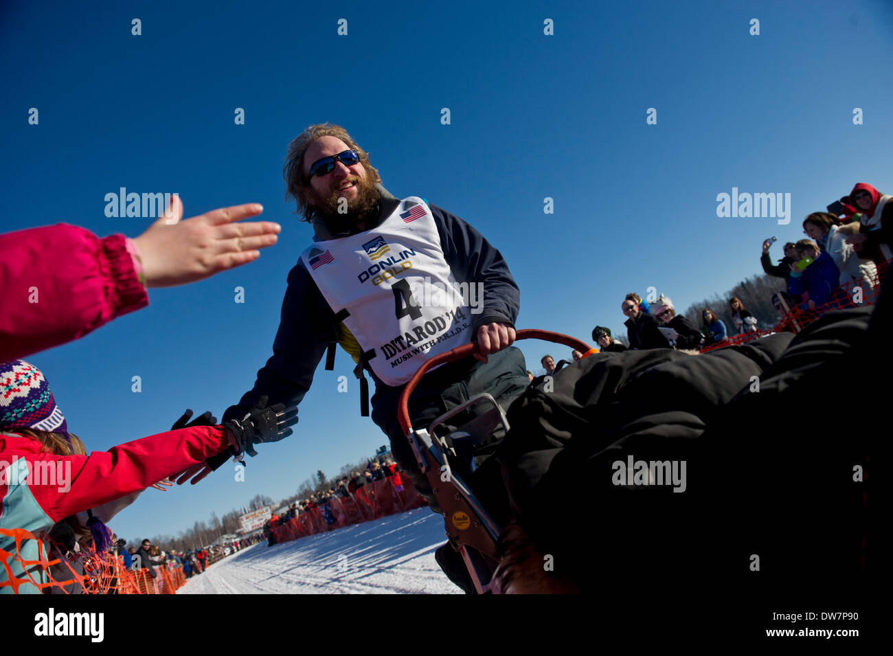 Willow, Alaska, Stati Uniti d'America. 2 Mar 2014. Marc Lester / Anchorage Daily News .Gus Guenther di Clam Gulch, Alaska, lascia la linea di partenza. Racing ha iniziato per il 2014 Sentiero Iditarod Sled Dog Race sul Lago di salice domenica pomeriggio, 2 marzo 2014. Sessanta nove squadre iniziato questo anno di Iditarod. Credito: Marc Lester/Anchorage Daily News/ZUMAPRESS.com/Alamy Live News Foto Stock