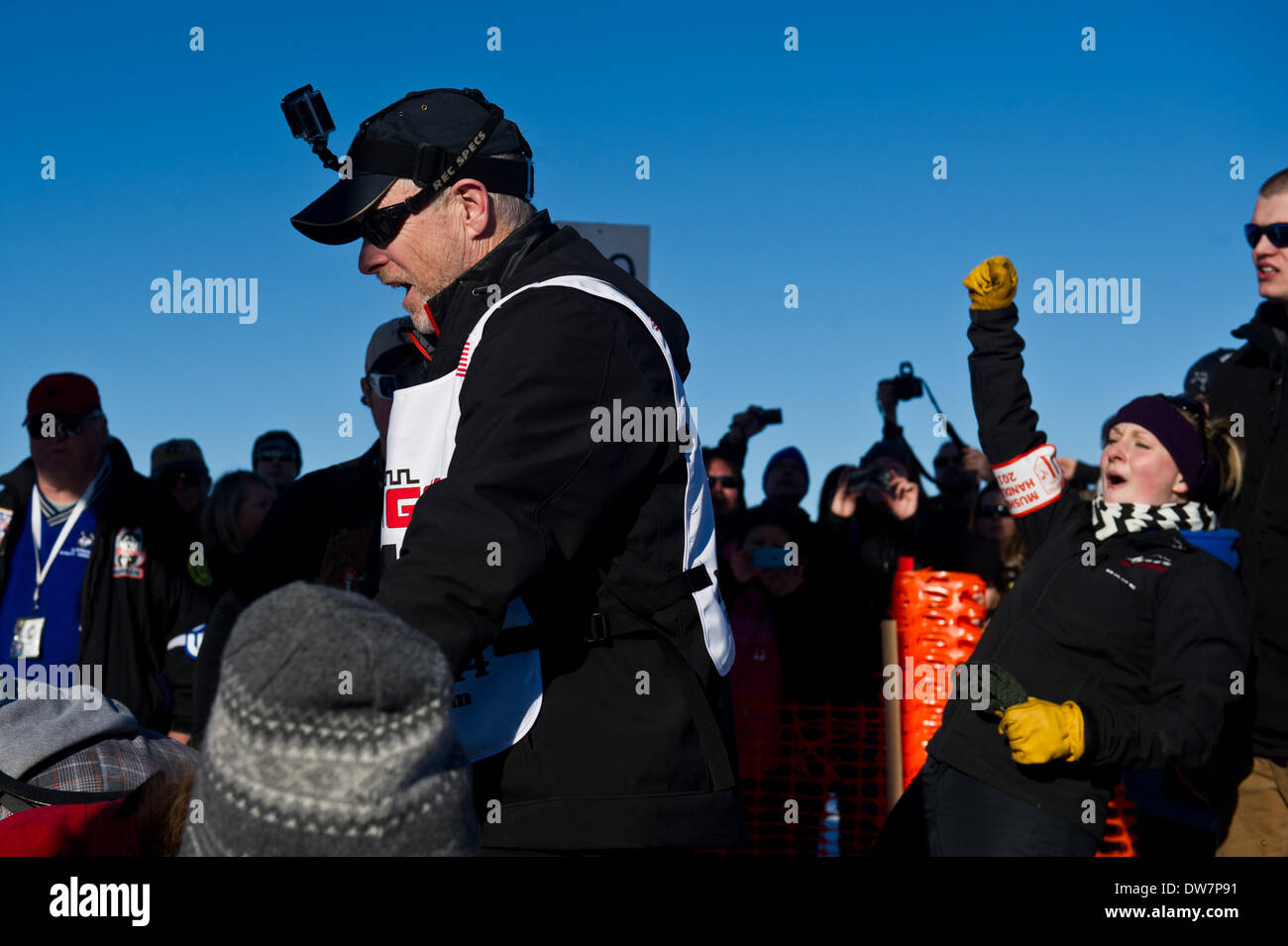 Willow, Alaska, Stati Uniti d'America. 2 Mar 2014. Marc Lester / Anchorage Daily News .Jeff King chiede per il suo team di eseguire dalla linea di partenza. Racing ha iniziato per il 2014 Sentiero Iditarod Sled Dog Race sul Lago di salice domenica pomeriggio, 2 marzo 2014. Sessanta nove squadre iniziato questo anno di Iditarod. Credito: Marc Lester/Anchorage Daily News/ZUMAPRESS.com/Alamy Live News Foto Stock