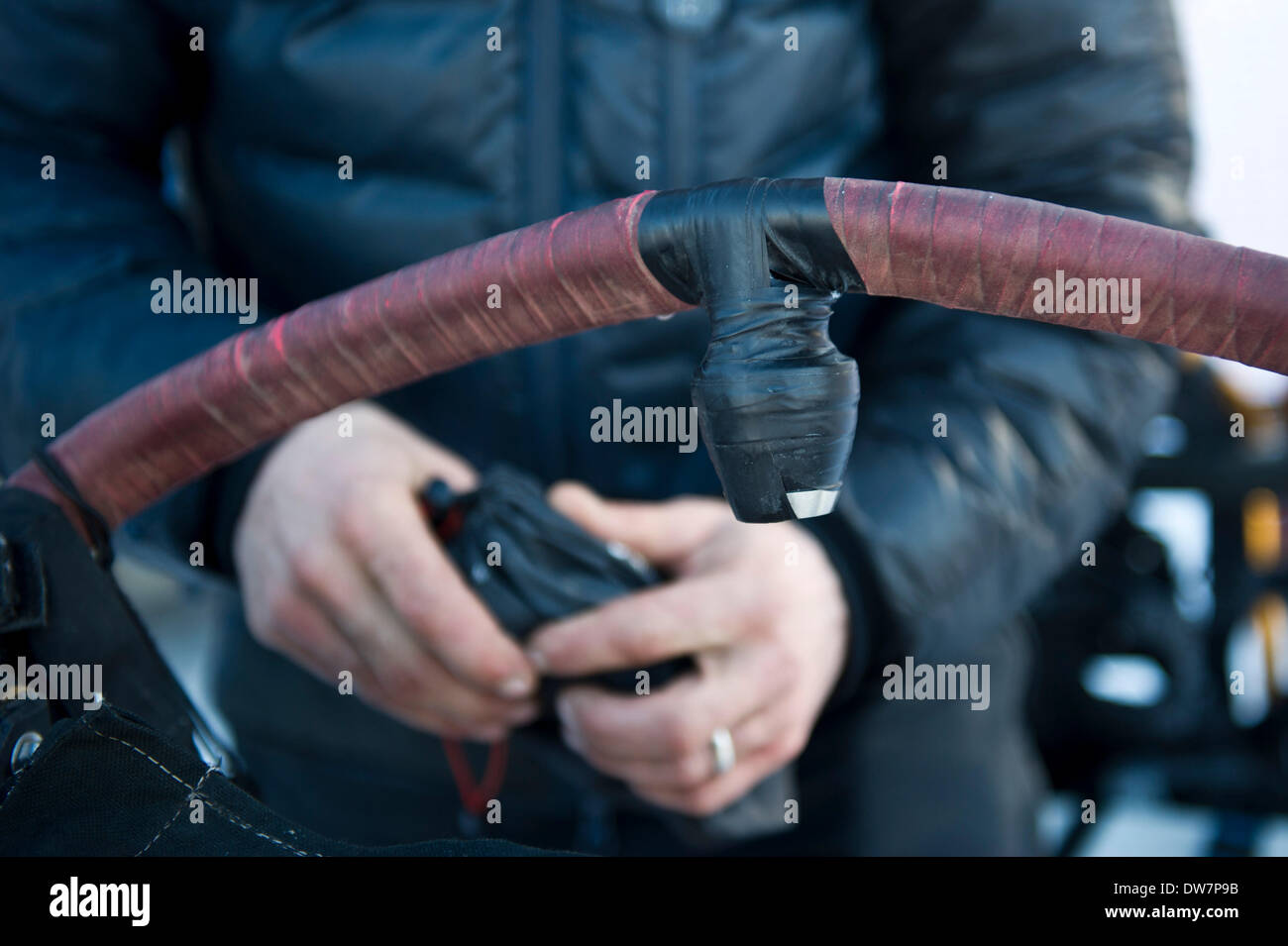 Willow, Alaska, Stati Uniti d'America. 2 Mar 2014. Marc Lester / Anchorage Daily News .Jason Mackey porterà un urna di ceneri fissato con nastro adesivo al suo manubrio per una parte di questo anno la Iditarod. Racing ha iniziato per il 2014 Sentiero Iditarod Sled Dog Race sul Lago di salice domenica pomeriggio, 2 marzo 2014. Sessanta nove squadre iniziato questo anno di Iditarod. Credito: Marc Lester/Anchorage Daily News/ZUMAPRESS.com/Alamy Live News Foto Stock