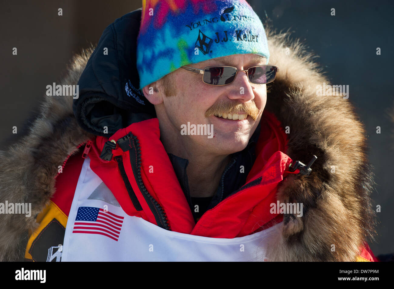 Willow, Alaska, Stati Uniti d'America. 2 Mar 2014. Marc Lester / Anchorage Daily News .campione in carica Mitch Seavey colloqui con gli altri prima di racing inizia a. Racing ha iniziato per il 2014 Sentiero Iditarod Sled Dog Race sul Lago di salice domenica pomeriggio, 2 marzo 2014. Sessanta nove squadre iniziato questo anno di Iditarod. Credito: Marc Lester/Anchorage Daily News/ZUMAPRESS.com/Alamy Live News Foto Stock