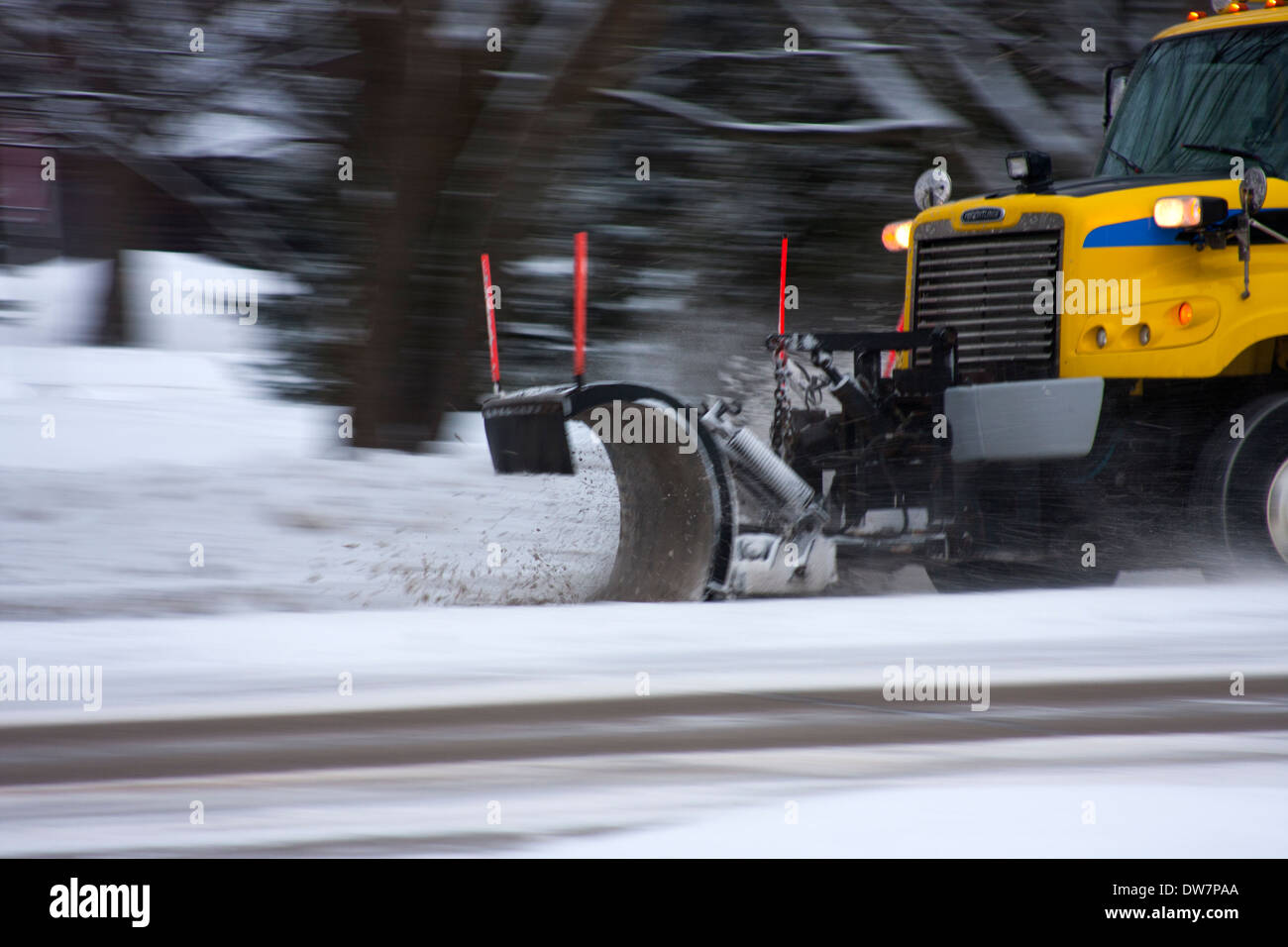 Waukesha County Highway Truck spazza la neve nel Wisconsin Foto Stock