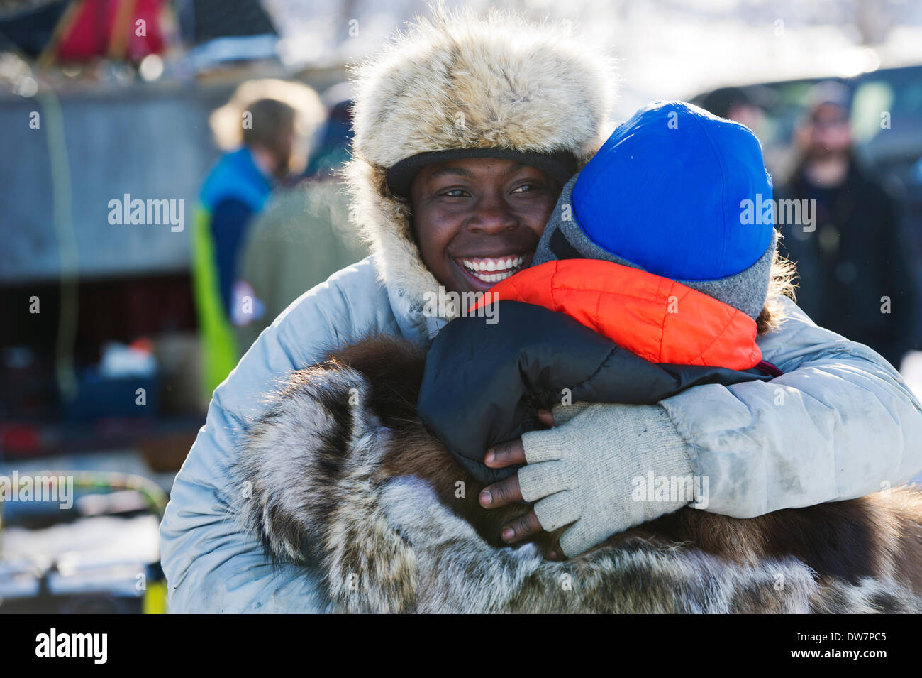 Willow, Alaska, Stati Uniti d'America. 2 Mar 2014. Marc Lester / Anchorage Daily News .Musher Newton Marshall detto ha festeggiato il suo 31esimo compleanno e il suo quarto Iditarod inizia oggi. Racing ha iniziato per il 2014 Sentiero Iditarod Sled Dog Race sul Lago di salice domenica pomeriggio, 2 marzo 2014. Sessanta nove squadre iniziato questo anno di Iditarod. Credito: Marc Lester/Anchorage Daily News/ZUMAPRESS.com/Alamy Live News Foto Stock